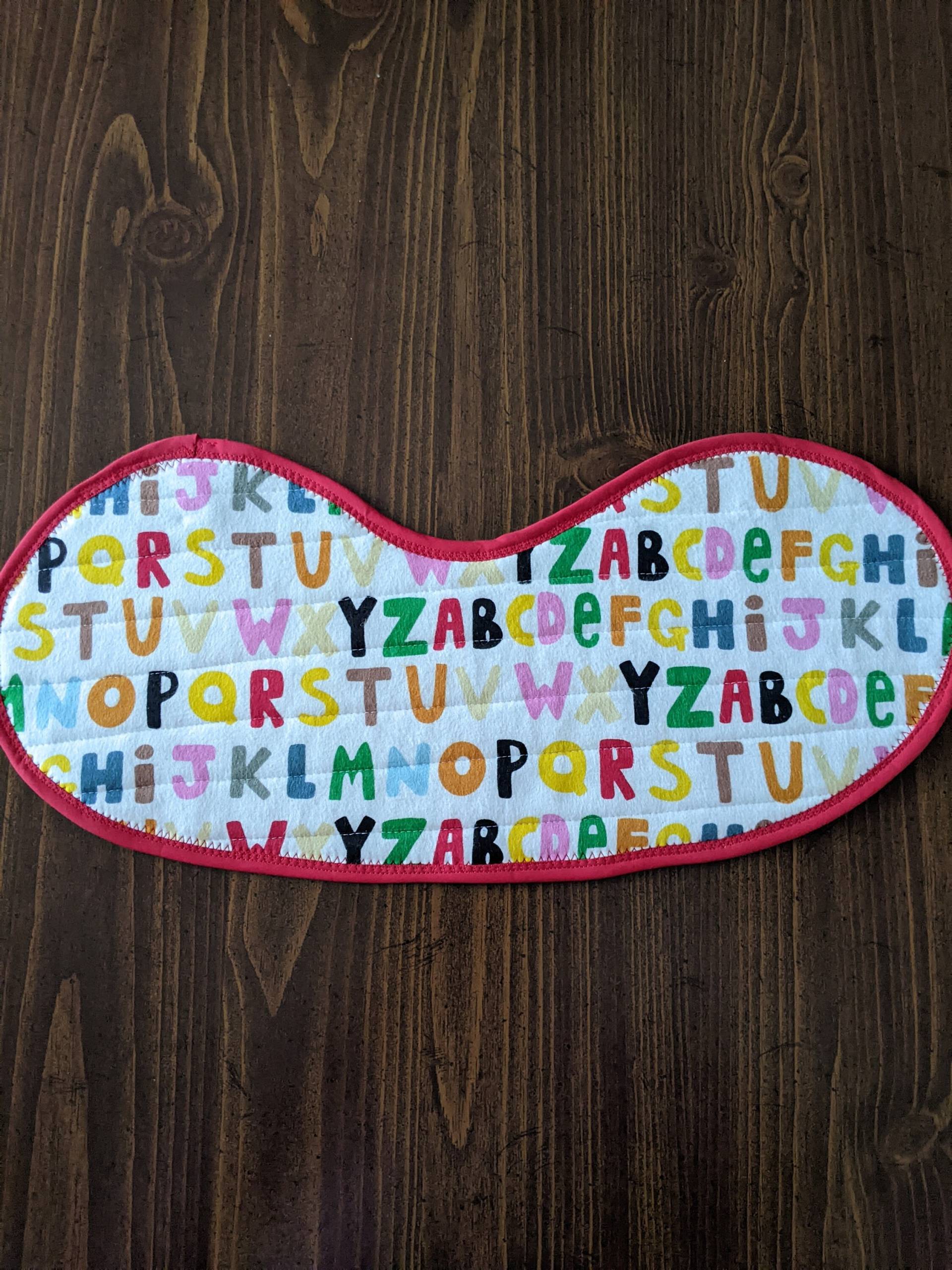 Gestepptes Babylätzchen Und Spucktuch in Einem - Buntes Alphabet von Etsy - MaryMickStitchin