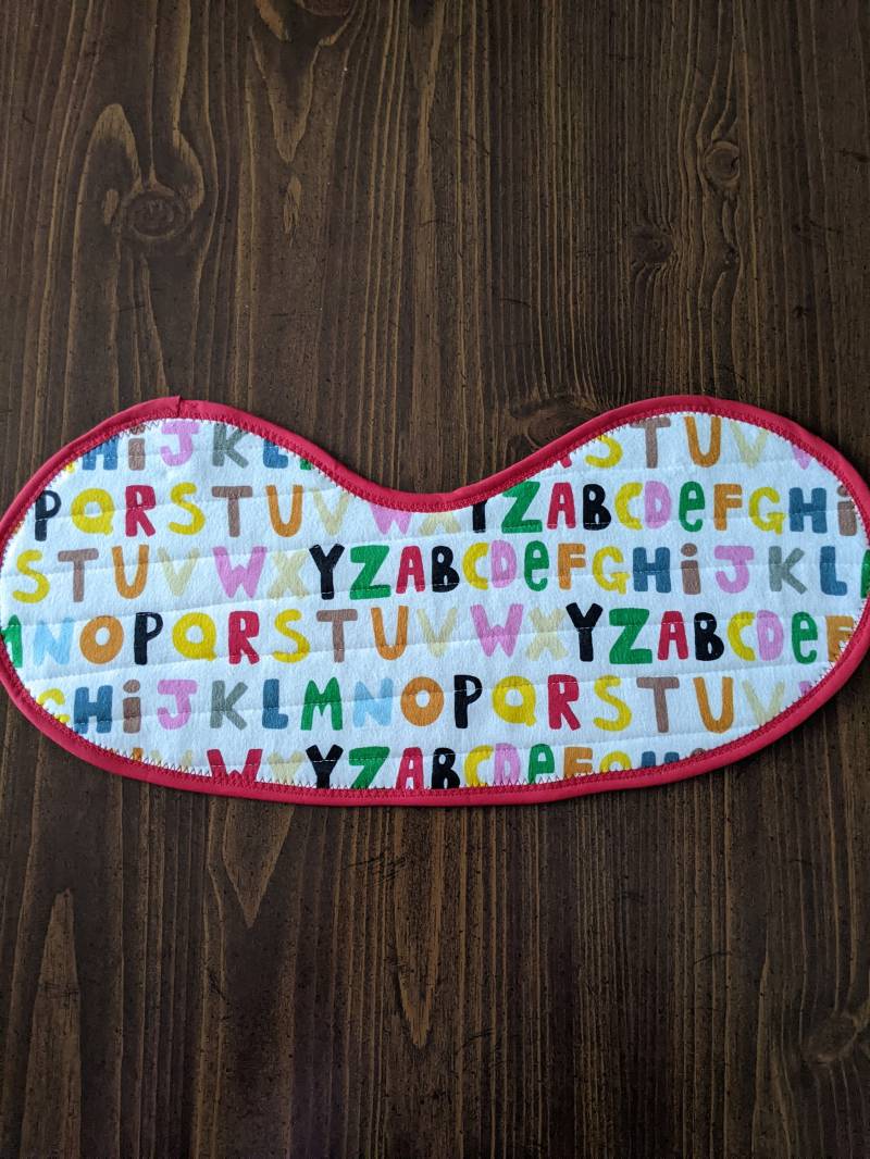 Gestepptes Babylätzchen Und Spucktuch in Einem - Buntes Alphabet von Etsy - MaryMickStitchin