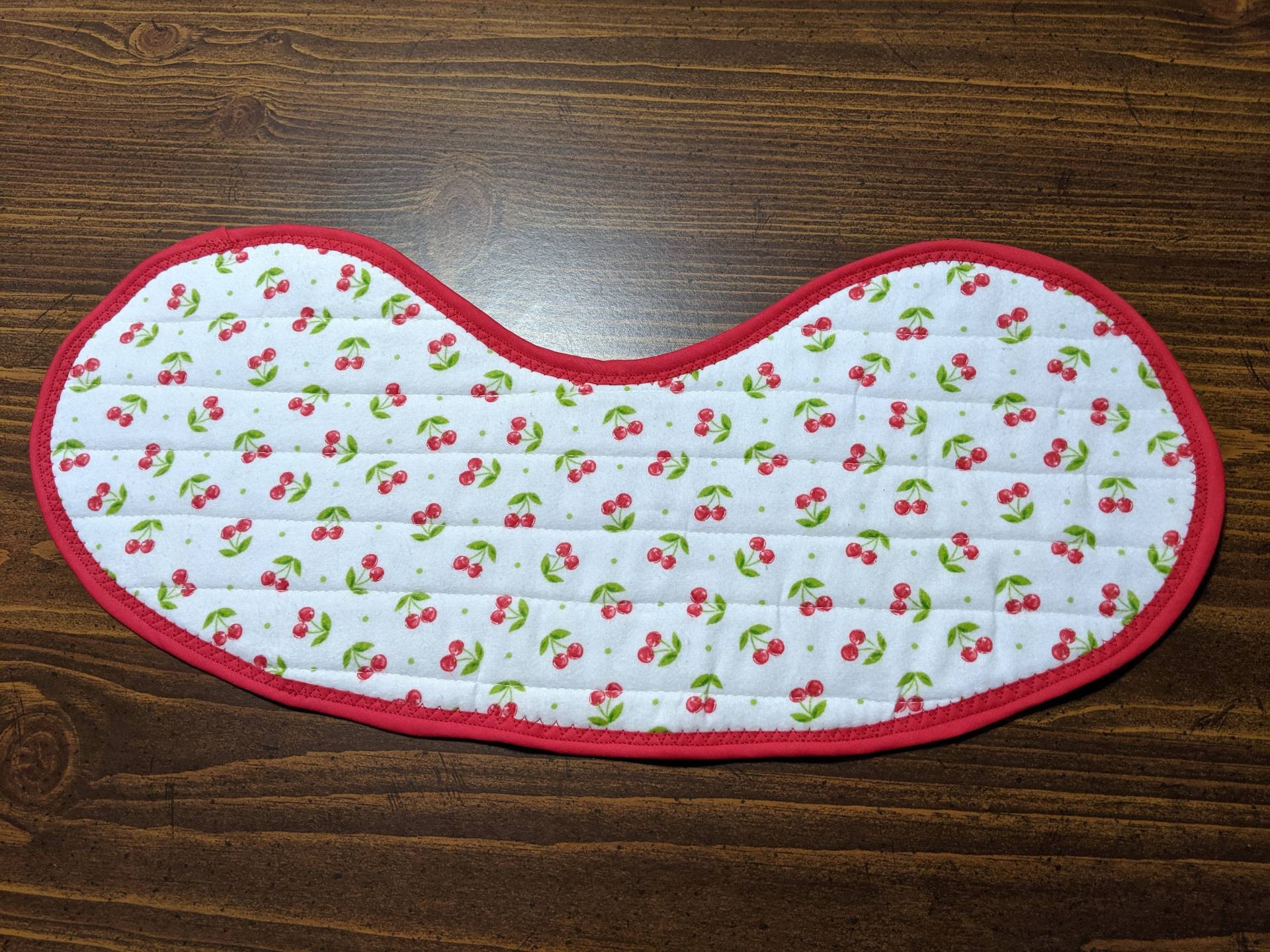 Gestepptes Babylätzchen Und Spucktuch in Einem - Kirschen von Etsy - MaryMickStitchin