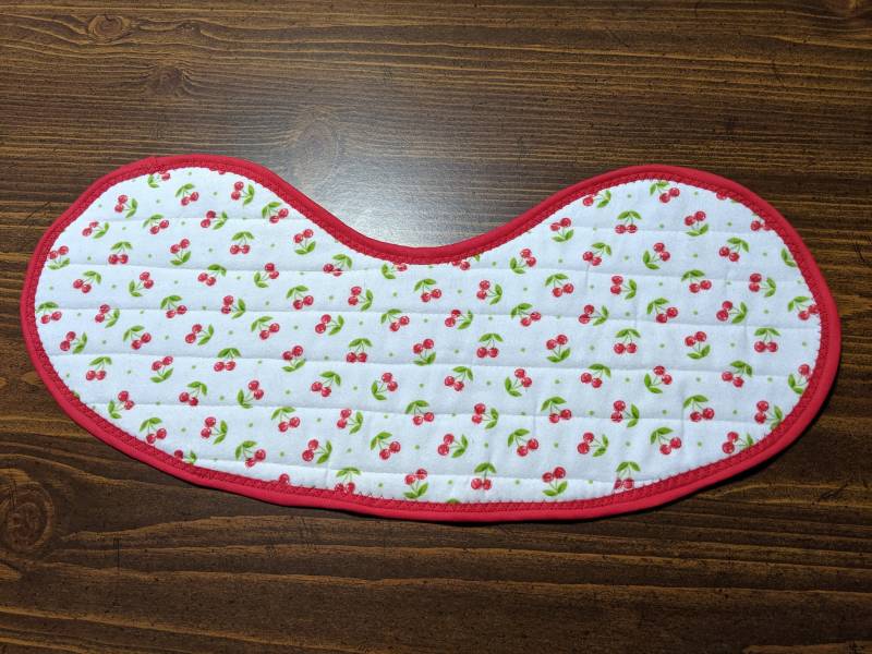 Gestepptes Babylätzchen Und Spucktuch in Einem - Kirschen von Etsy - MaryMickStitchin