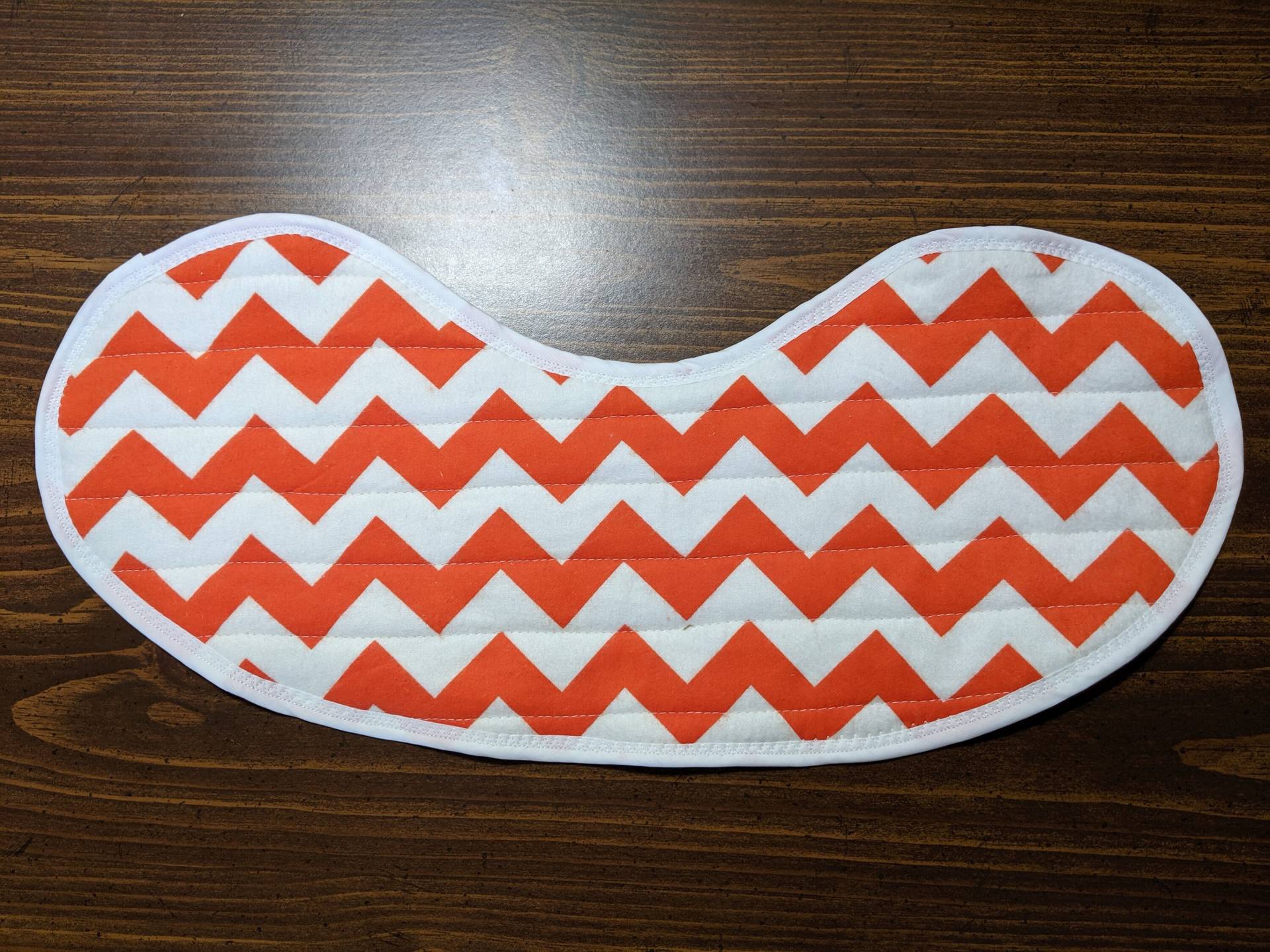 Gestepptes Babylätzchen Und Spucktuch in Einem - Orange Weißes Chevron von Etsy - MaryMickStitchin