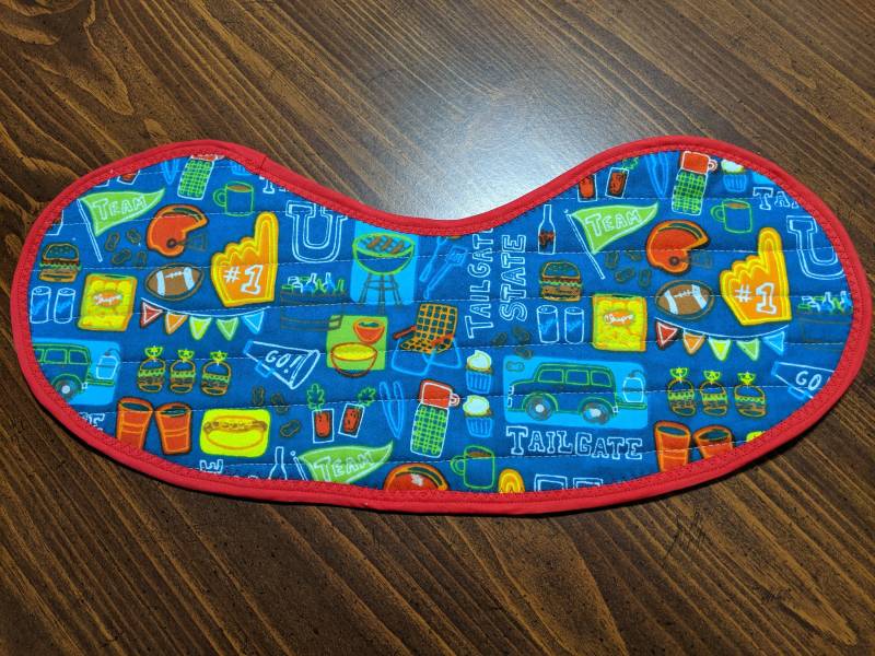 Gestepptes Babylätzchen Zum Wickeln Und Spucktuch in Einem - Fußball Tailgating Gestepptes Babylätzchen Zum Wickeln Und Spucktuch in Einem - Fußball Tailgating von Etsy - MaryMickStitchin