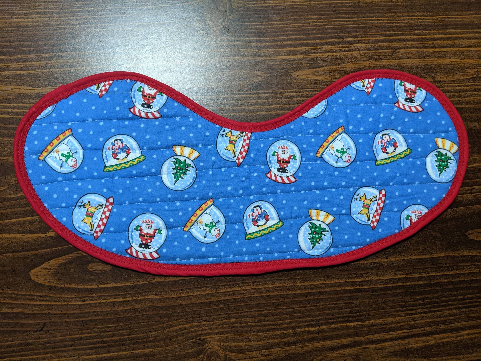 Gestepptes Babylätzchen Zum Wickeln Und Spucktuch in Einem - Weihnachten Schneekugeln von Etsy - MaryMickStitchin