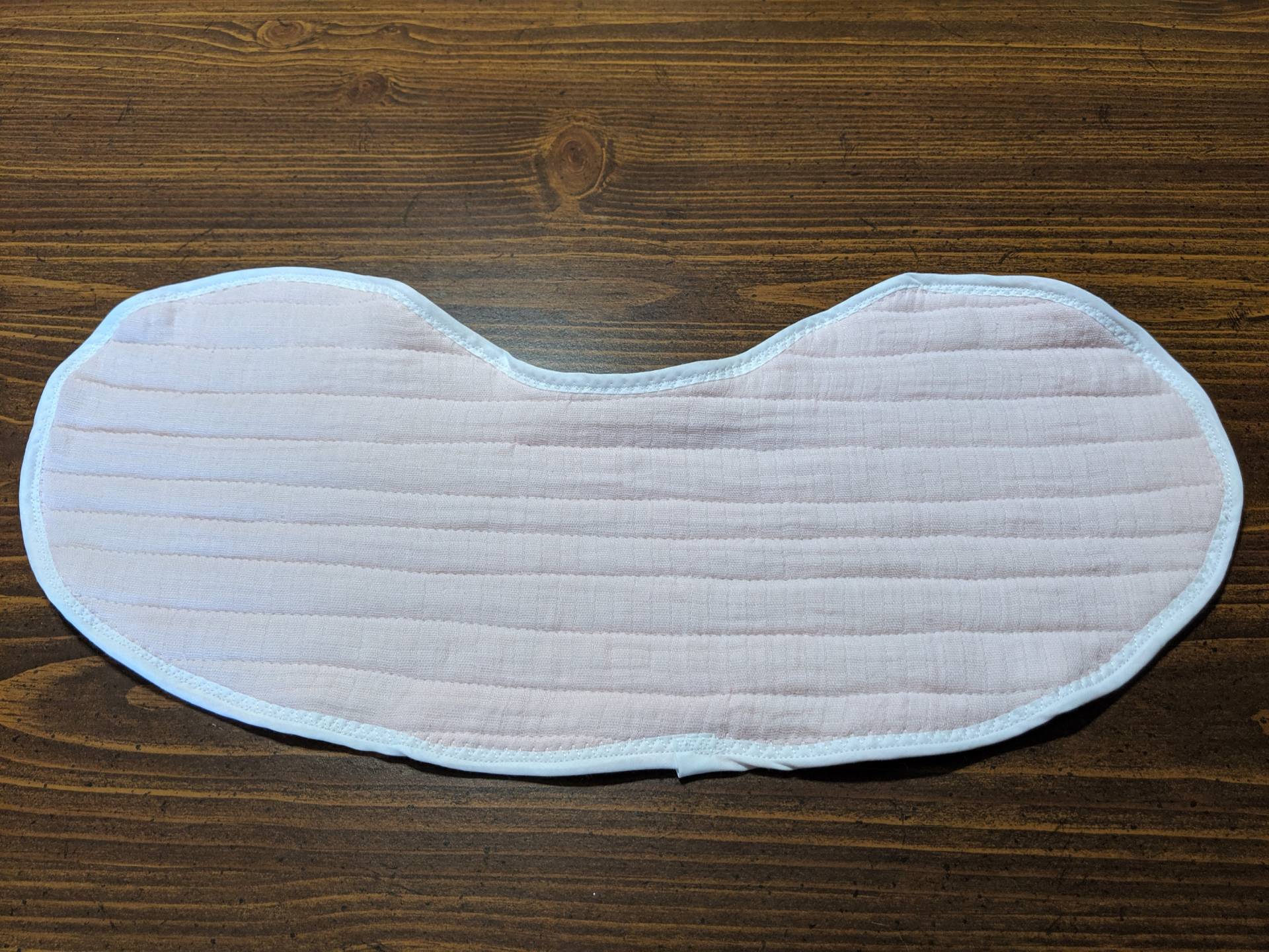 Gestepptes Musselin Baby Lätzchen & Spucktuch - Solid Pink, Weiß Trim von Etsy - MaryMickStitchin