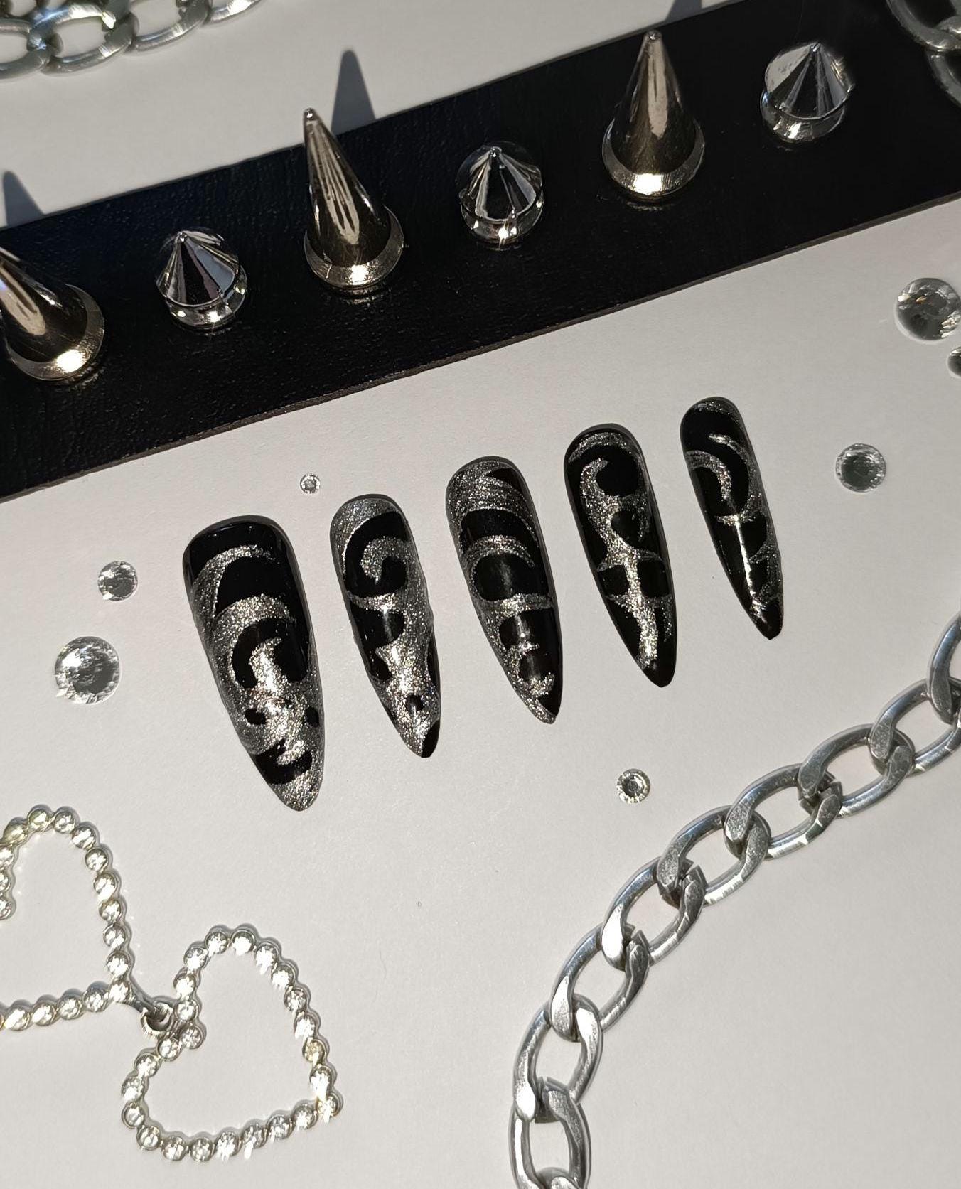 Nägel Drücken Auf Dunklem Abstraktem Silber Schwarz Nägel Drücken Auf Dunklem Abstraktem Silber Schwarz von Etsy - MaryluneArt