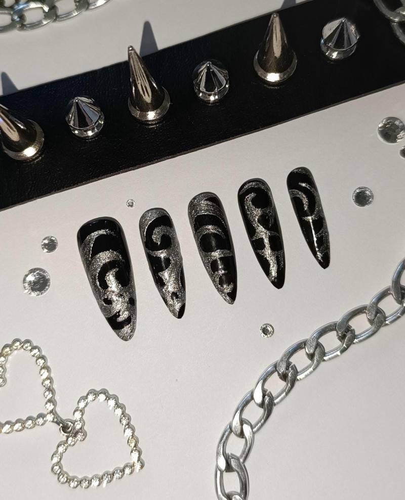 Nägel Drücken Auf Dunklem Abstraktem Silber Schwarz von Etsy - MaryluneArt