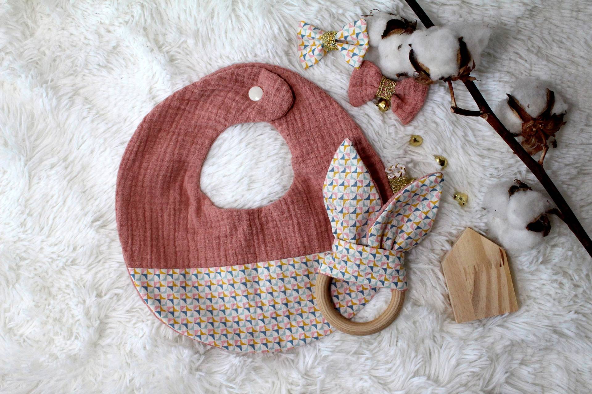 Baby Lätzchen, Doppel Gaze Doppel Runde Baumwolle Lätzchen Viel, Kaninchen Rassel, Doppelte Bars, Mädchen Knoten von Etsy - MayflowerCollection