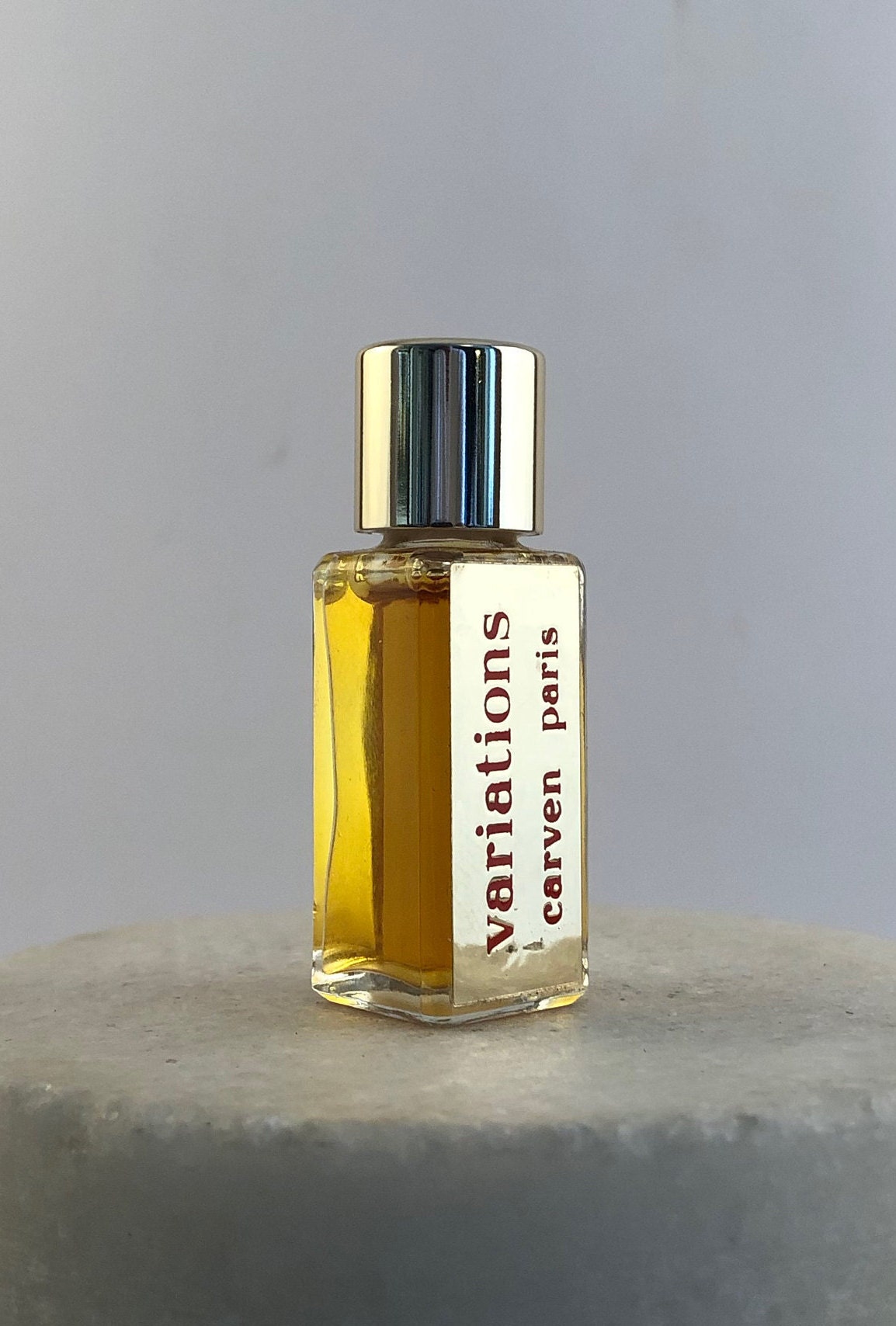 Vintage Carven "Variationen' Eau De Parfum Miniatur. 1/6 Fl Oz/5 Ccm. Splash. Selten Vintage Carven "Variationen' Eau De Parfum Miniatur. 1/6 Fl Oz/5 Ccm. Splash. Selten von Etsy - MePeGreece
