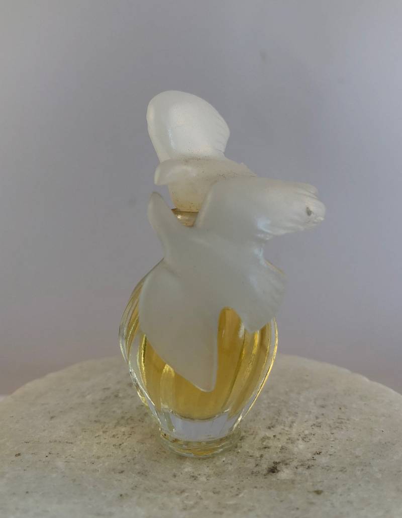 Vintage Nina Ricci L'air Du Temps Eau De Parfum 6 Ml. Miniatur-Version Der Berühmten Lalique Küssende Tauben Flasche Vintage Nina Ricci L'air Du Temps Eau De Parfum 6 Ml. Miniatur-Version Der Berühmten Lalique Küssende Tauben Flasche von Etsy - MePeGreece