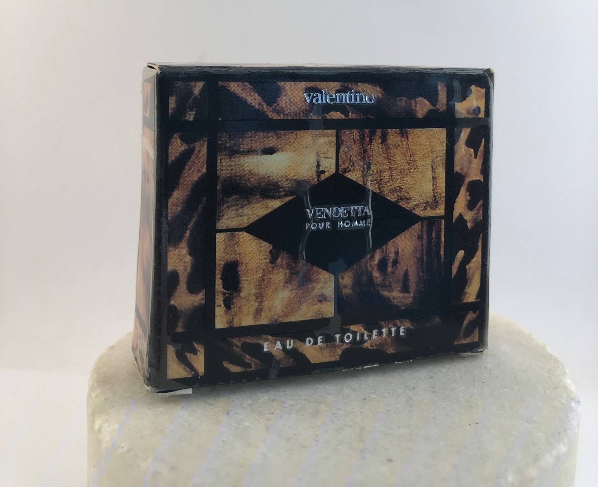 Vintage Valentino Vendetta Pour Homme Eau De Toilette 4.5 Ml/0.15 Fl Oz Miniatur. Splash. Nr. 7632. Neu in Box Vintage Valentino Vendetta Pour Homme Eau De Toilette 4.5 Ml/0.15 Fl Oz Miniatur. Splash. Nr. 7632. Neu in Box von Etsy - MePeGreece