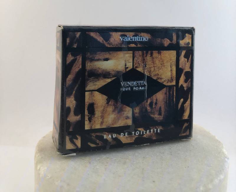 Vintage Valentino Vendetta Pour Homme Eau De Toilette 4.5 Ml/0.15 Fl Oz Miniatur. Splash. Nr. 7632. Neu in Box Vintage Valentino Vendetta Pour Homme Eau De Toilette 4.5 Ml/0.15 Fl Oz Miniatur. Splash. Nr. 7632. Neu in Box von Etsy - MePeGreece