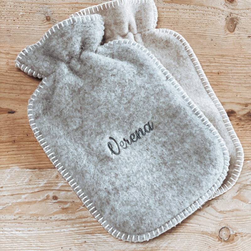 Personalisierter Wärmflaschenbezug Mit Namen Grau Und Beige- Bestickter Bezug Für 2L Wärmflasche - Kuschelig Aus 100% Schurwolle von Etsy - MeinMonogramm