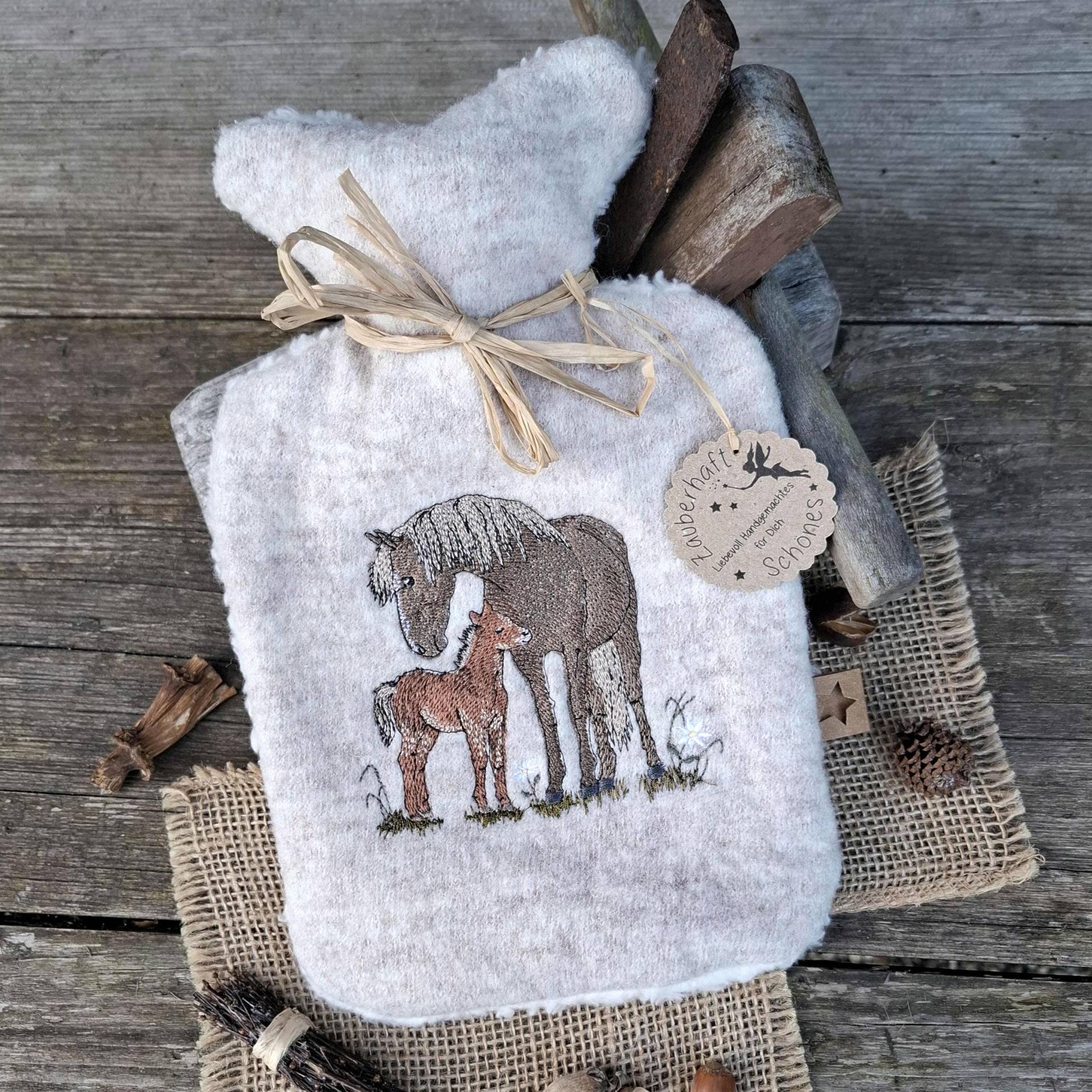 Wärmflasche 100% Schurwolle | Walk Teddyplüsch, Gefüttert + 0, 8 L, Stickmotiv Pferd Und Fohlen Geschenk Wellness Bauchweh Kinder Wärmflasche 100% Schurwolle | Walk Teddyplüsch, Gefüttert + 0, 8 L, Stickmotiv Pferd Und Fohlen Geschenk Wellness Bauchweh Kinder von Etsy - MeinZauberhaus