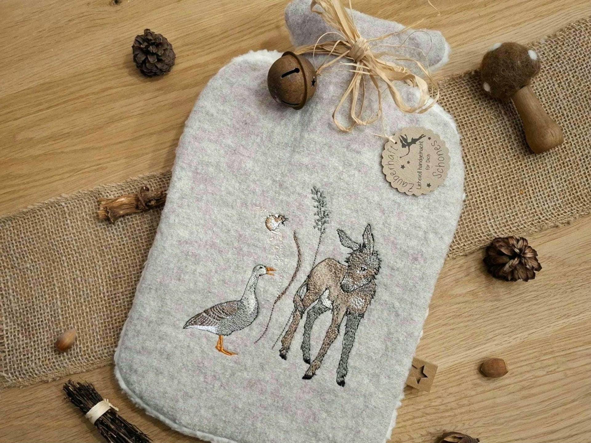 Wärmflasche 100% Schurwolle | Walk Teddyplüsch, Gefüttert Inkl. 2 L, Stickmotiv Esel Acufactum Geschenk Wellness Bauchweh Kinder Wärmflasche 100% Schurwolle | Walk Teddyplüsch, Gefüttert Inkl. 2 L, Stickmotiv Esel Acufactum Geschenk Wellness Bauchweh Kinder von Etsy - MeinZauberhaus