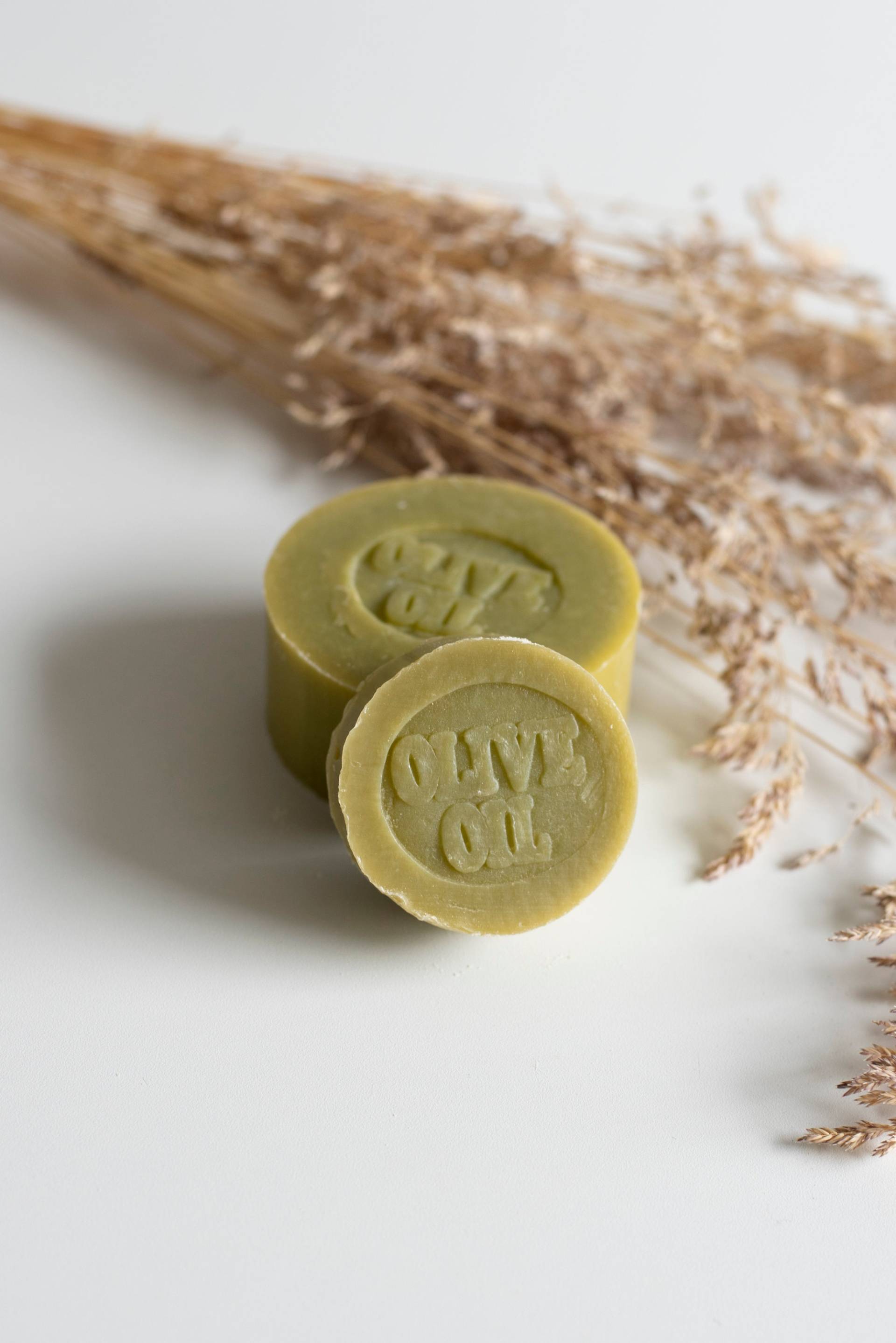 Schafmilchseife Kräuter Olive, Runde Seife, Seifenmanufaktur, Naturkosmetik, Olivenseife, Kräuterseife, Kilopreis 82, 86 Schafmilchseife Kräuter Olive, Runde Seife, Seifenmanufaktur, Naturkosmetik, Olivenseife, Kräuterseife, Kilopreis 82, 86 von Etsy - MeineDrogerie