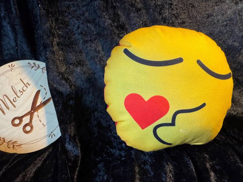 Emoji Smiley Nackenkissen Reisekissen Kissen Polsterkissen Lachen Weinen Kuss Love Liebe Kleines von Etsy - Melsch16