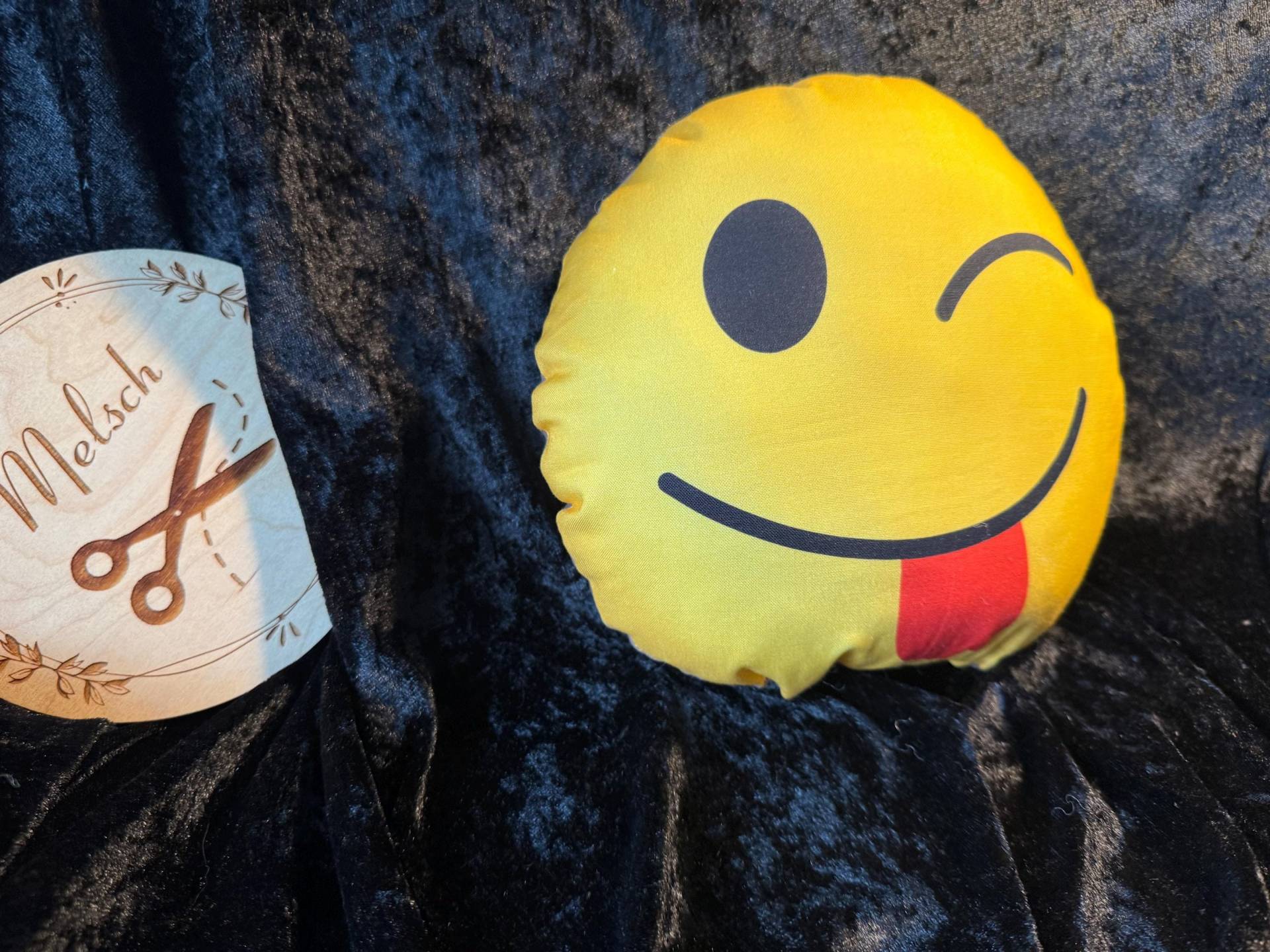 Emoji Smiley Nackenkissen Reisekissen Kissen Polsterkissen Lachen Weinen Zunge Kleines Emoji Smiley Nackenkissen Reisekissen Kissen Polsterkissen Lachen Weinen Zunge Kleines von Etsy - Melsch16