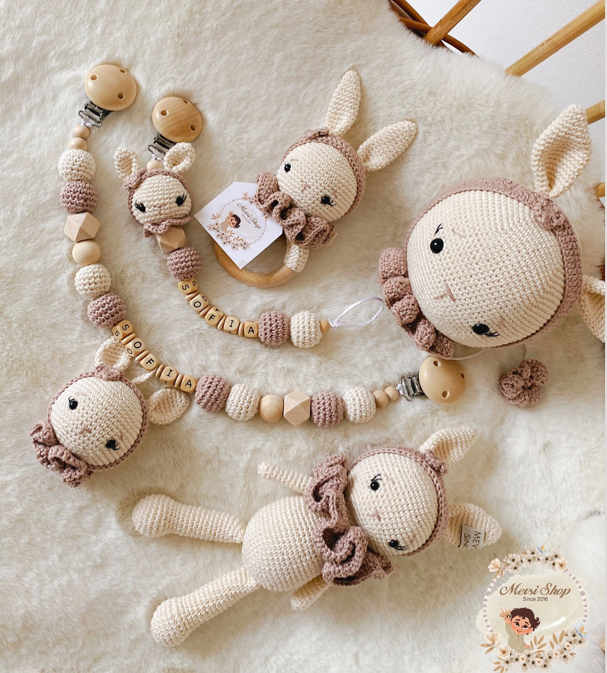 Schnullerkette Kinderwagenkette Rassel Musikuhr Puppe Häschen Modell in Creme Braun Schnullerkette Kinderwagenkette Rassel Musikuhr Puppe Häschen Modell in Creme Braun von Etsy - MevSi