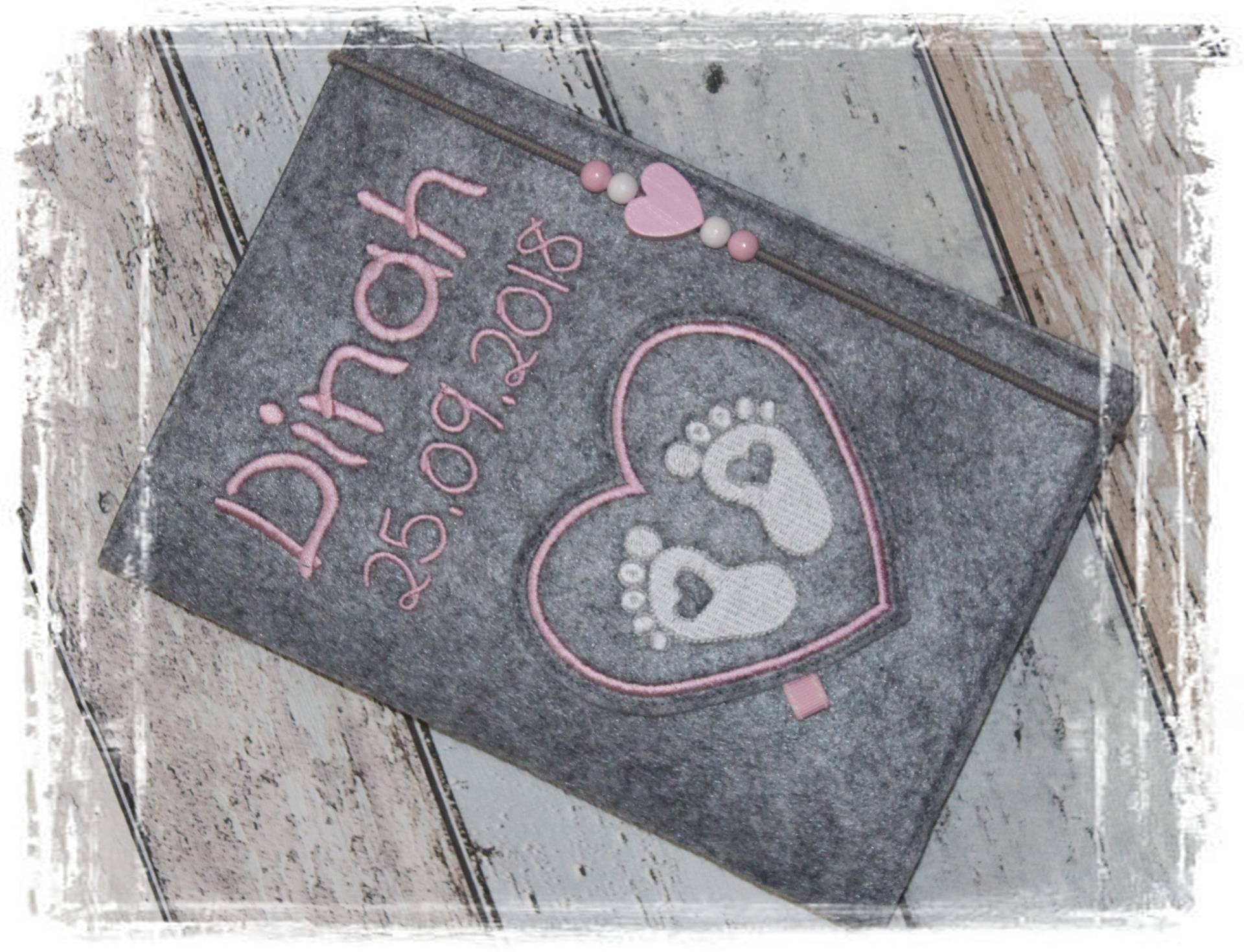 U-Heft Hüllefilzherzfüßchenjungemädchenpersonalisiertherzrosa U-Heft Hüllefilzherzfüßchenjungemädchenpersonalisiertherzrosa von Etsy - MiaAnin