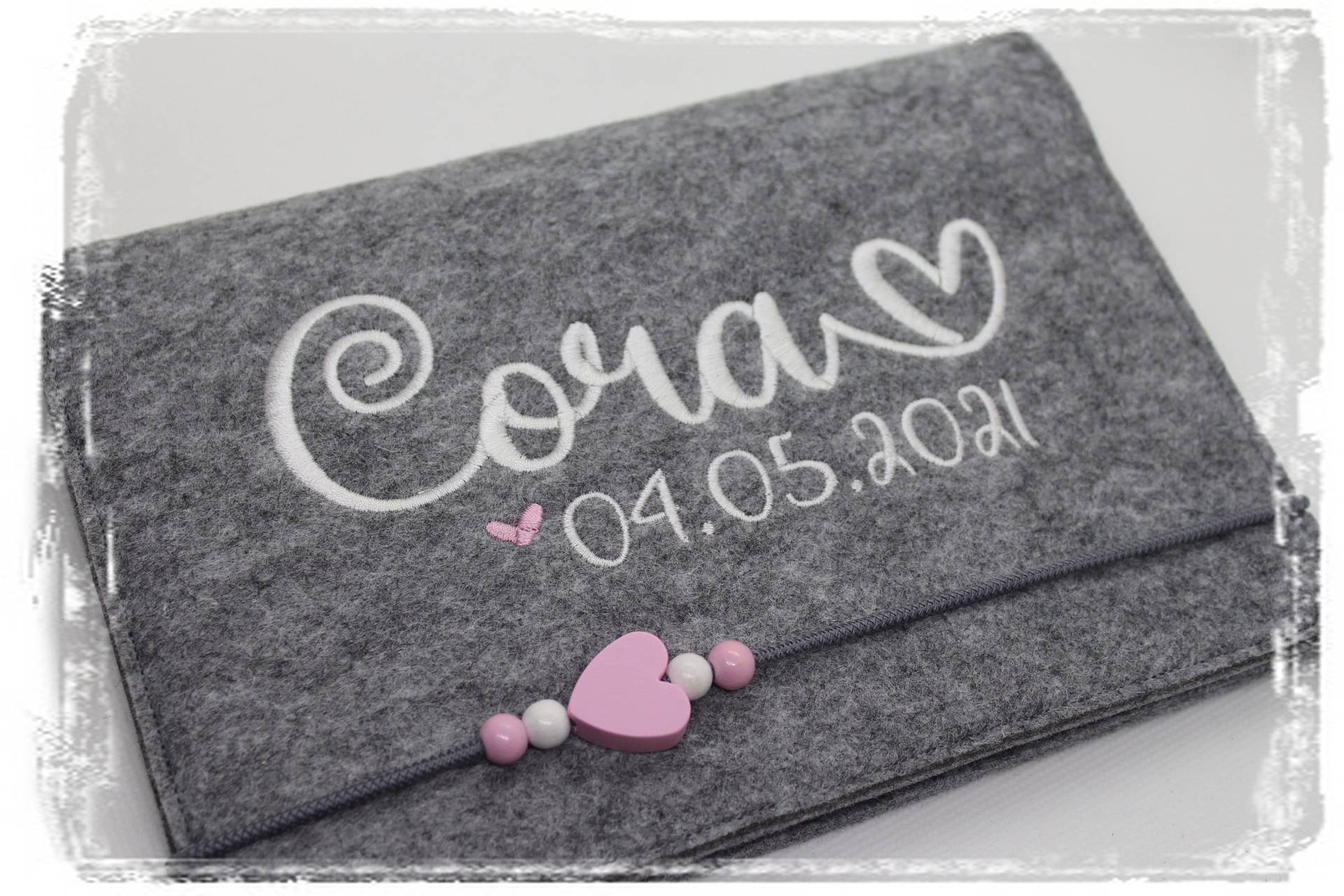 U-Heft Hüllefilzherzmädchenpersonalisiertherzrosabestickt von Etsy - MiaAnin