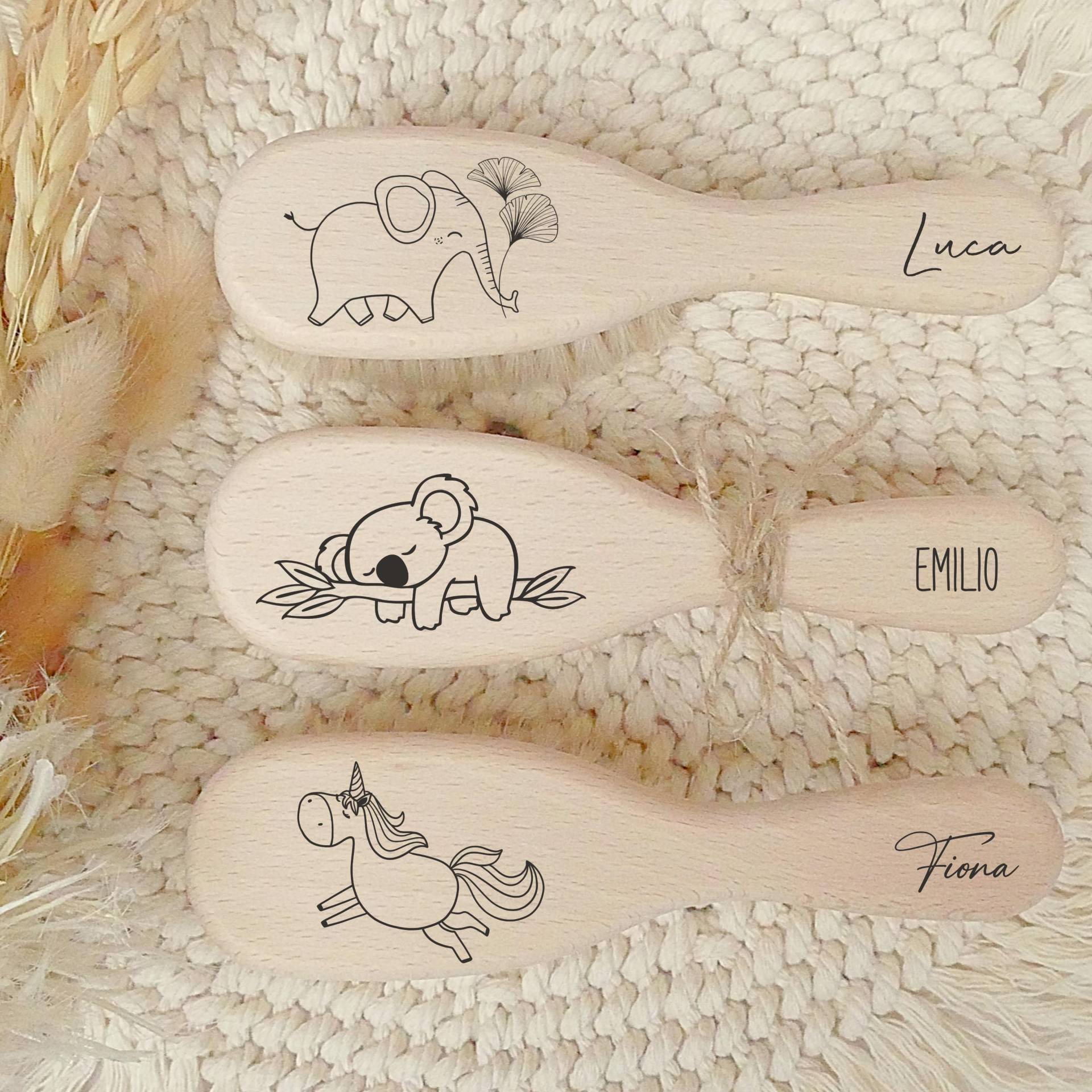Personalisierte Babyhaarbürste, Ziegenhaar, Bürste Für Babys, Holzbürste, Geschenk Zur Geburt, Fsc-Zertifiziertes Holz, Tiermotive Personalisierte Babyhaarbürste, Ziegenhaar, Bürste Für Babys, Holzbürste, Geschenk Zur Geburt, Fsc-Zertifiziertes Holz, Tiermotive von Etsy - MiaMaralina