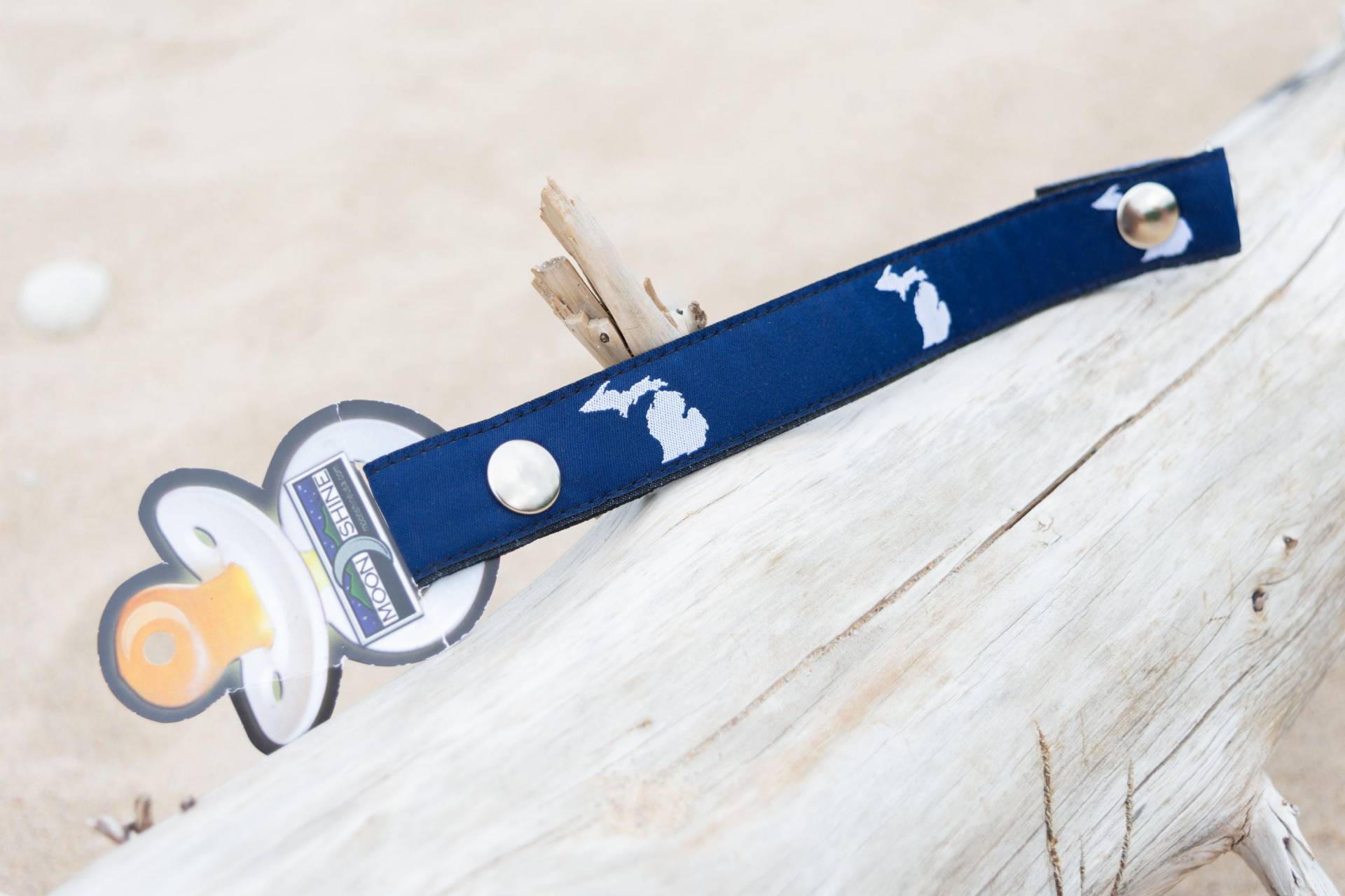 Schnulli Schnullerkette, Babypartygeschenk von Etsy - MichiganBeltsandMore