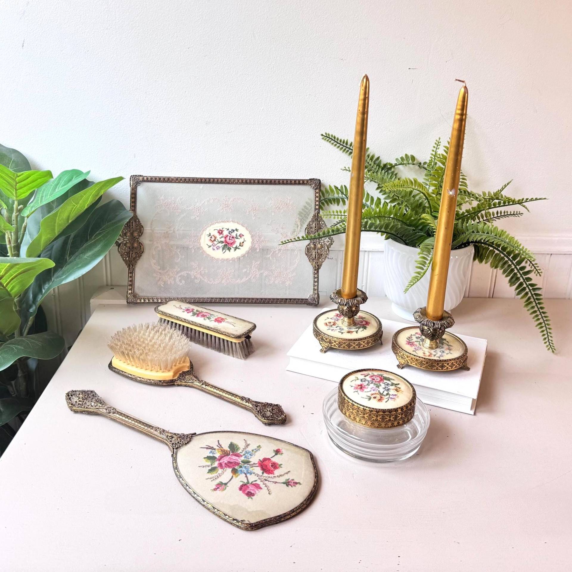 Vintage 1940Er Regent Of London Vanity Set 8, Mcm Mid-Century Petit Point Ormolu Dresser Mit Lace-Tablett, Glas, Bürsten, Staffelei von Etsy - MidMayVintage