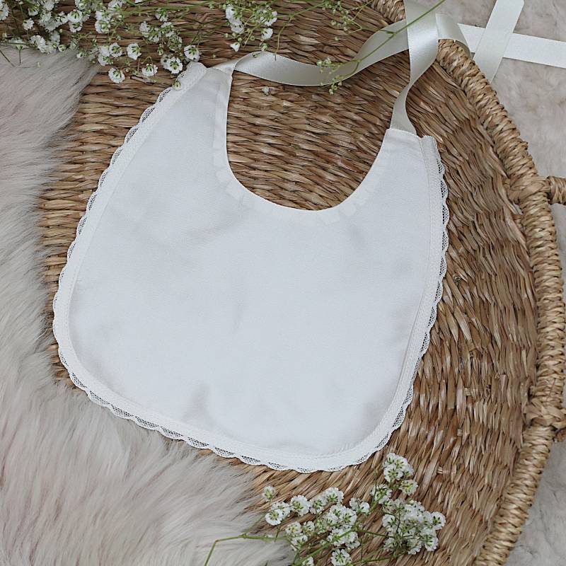 Seiden Tauflätzchen Spitzenbesetztes Tauflätzchen - Clara von Etsy - MilaAndMoss