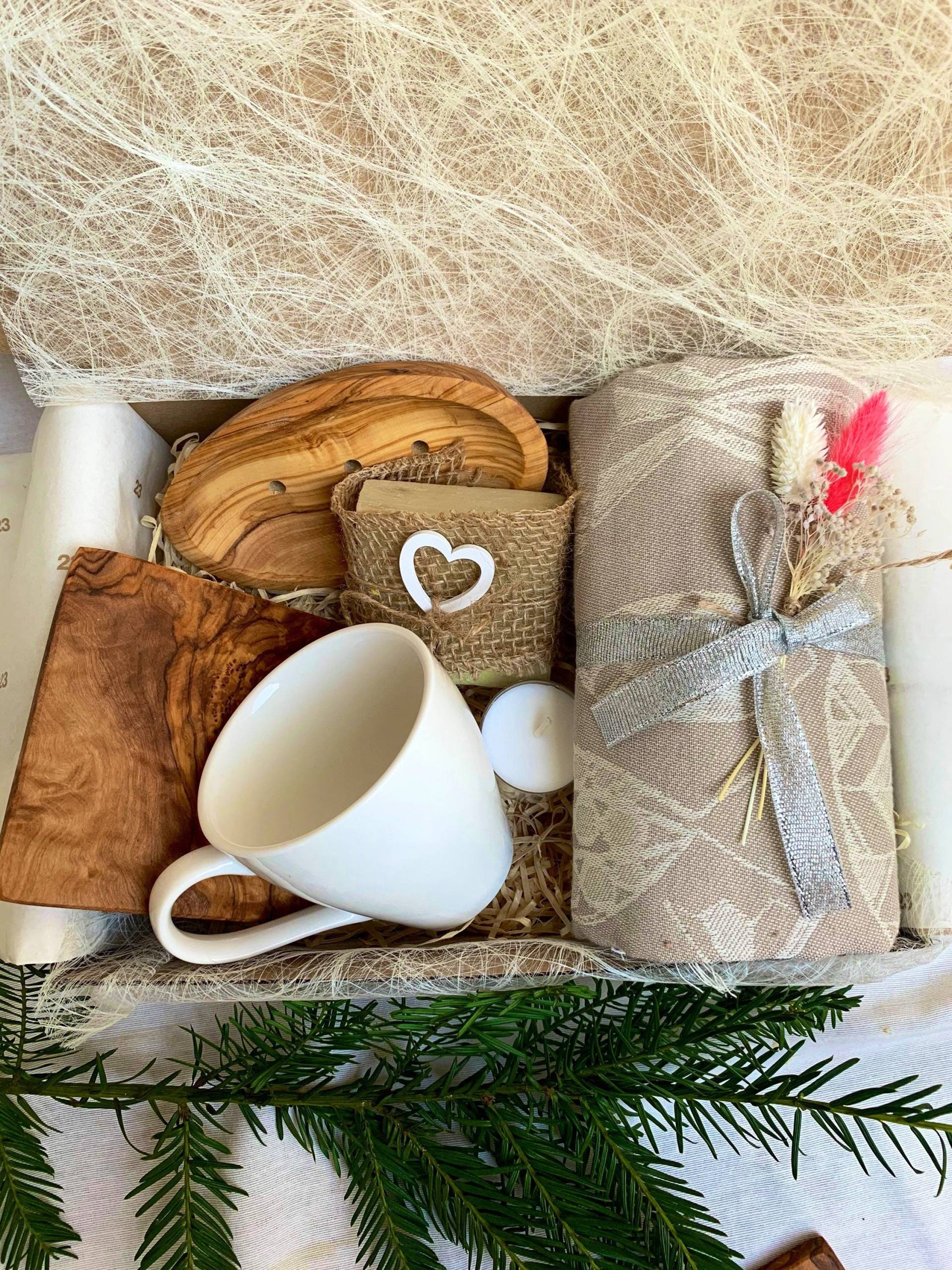Milla Speziell Geschenkbox Personalisiert - Handgemachte Olivenölseife - Seifenschale Und Untersetzer Aus Echtem Olivenholz Milla Speziell Geschenkbox Personalisiert - Handgemachte Olivenölseife - Seifenschale Und Untersetzer Aus Echtem Olivenholz von Etsy - Millaseifen