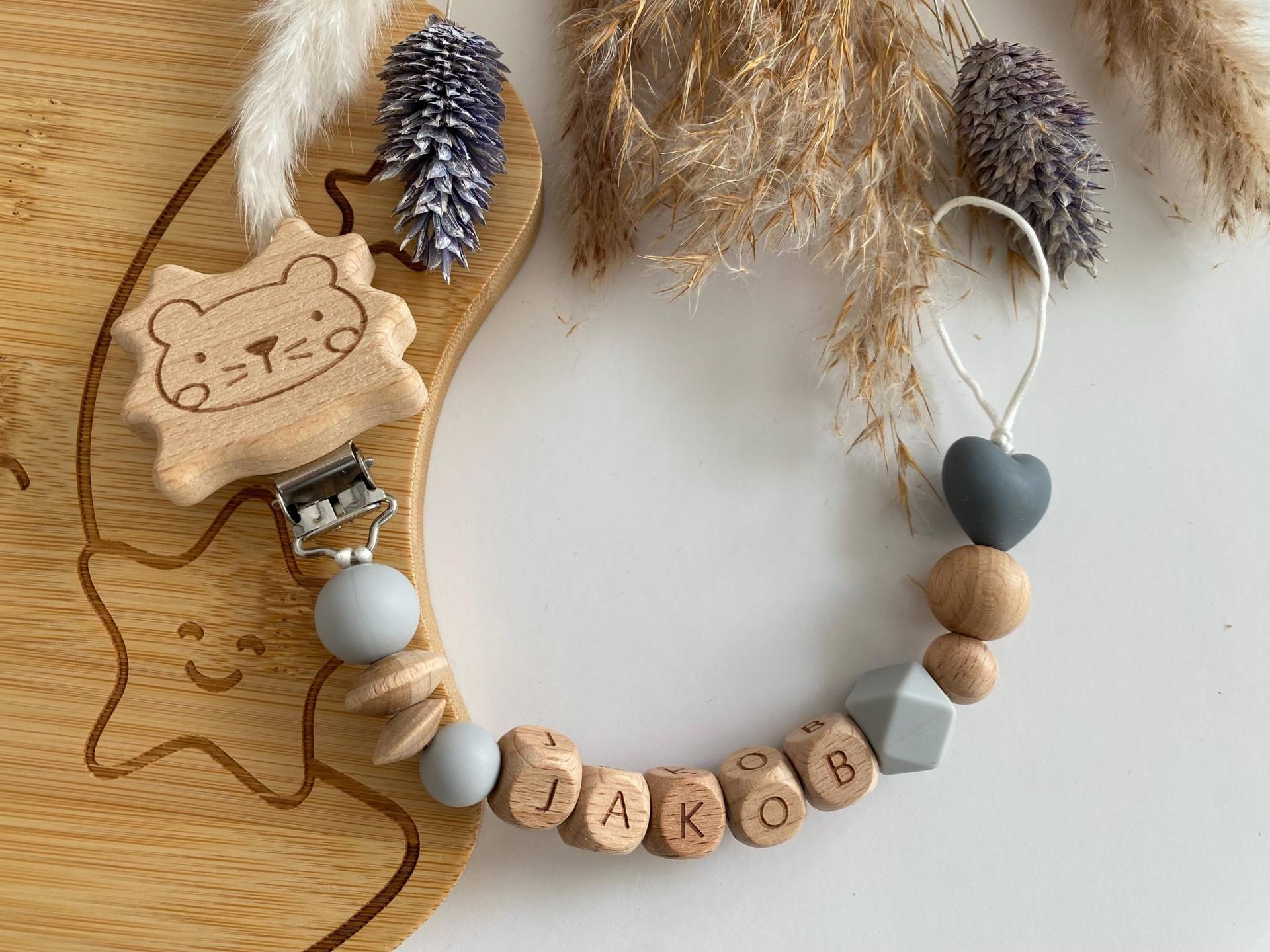 Schnullerkette Mit Herz | Salbei/Rosa/Blau/Grau Personalisiert Geschenk Zur Geburt Junge Schnullerclip Holz Name Schnullerkette Mit Herz | Salbei/Rosa/Blau/Grau Personalisiert Geschenk Zur Geburt Junge Schnullerclip Holz Name von Etsy - MindfulWallDesigns