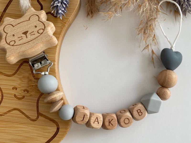 Schnullerkette Mit Herz | Personalisiert Geburtsgeschenk Namen Einzigartiges Geschenk Babygeschenk Junge von Etsy - MindfulWallDesigns