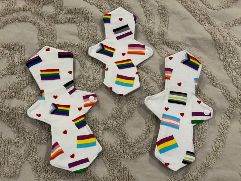 Love Is Love, Wiederverwendbare Stoffpads, Inkontinenzpads, Damenbinden, Postpartumen, Umweltfreundliche Pads von Etsy - MindingMyNeedle
