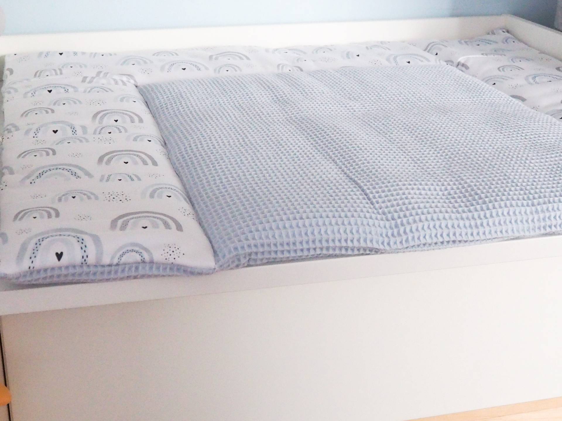 Wickelauflage Wickelunterlage Mit Blauen Regenbögen, 75cm X 80 cm | Verschied. Farben Wickelauflage Wickelunterlage Mit Blauen Regenbögen, 75cm X 80 cm | Verschied. Farben von Etsy - MiniMea