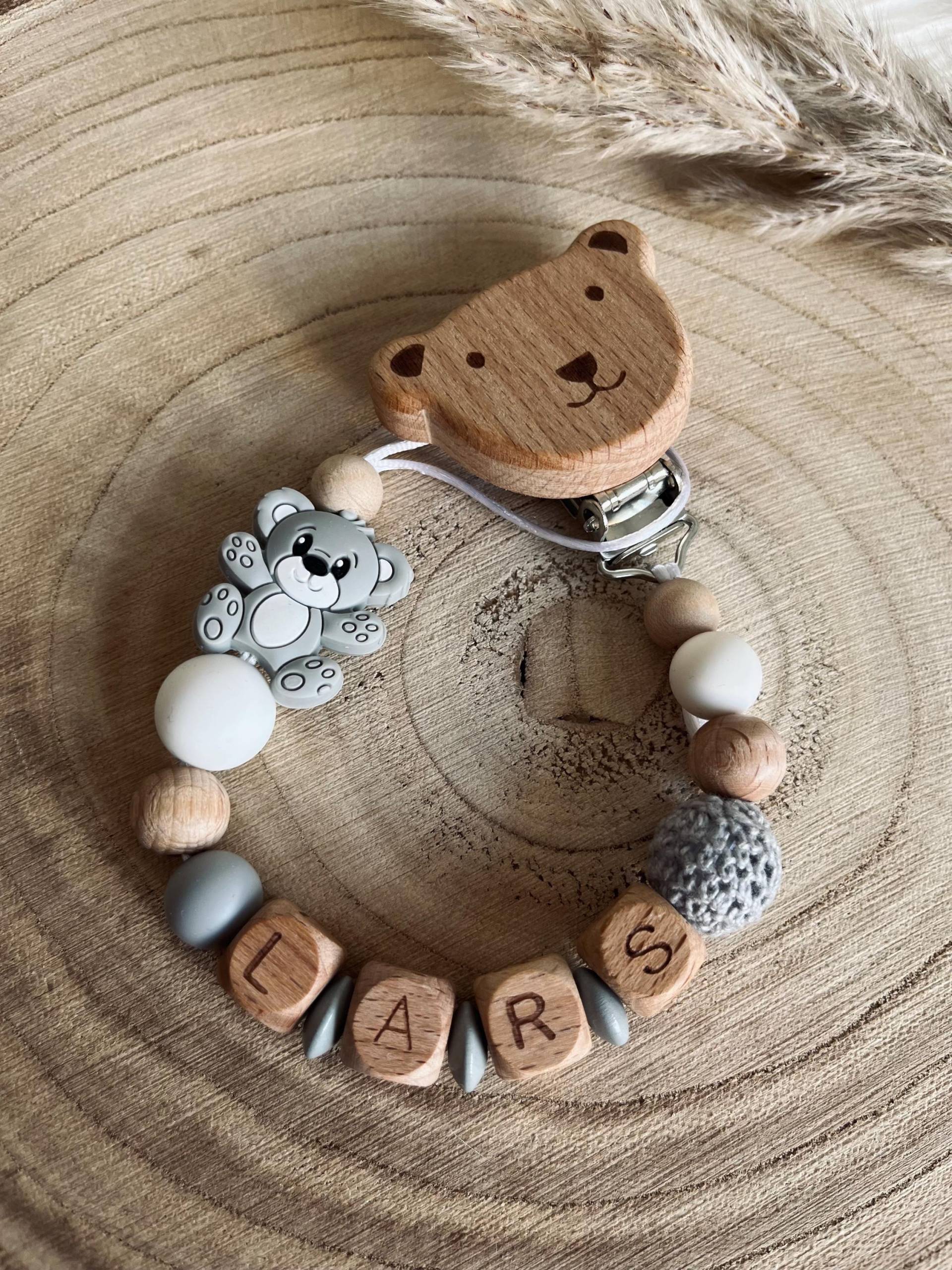 Schnullerkette Mit Name, Bär, Bärchen, in Grau Personalisierbar Holz Und Silikon Schnullerkette Mit Name, Bär, Bärchen, in Grau Personalisierbar Holz Und Silikon von Etsy - Minileebaby