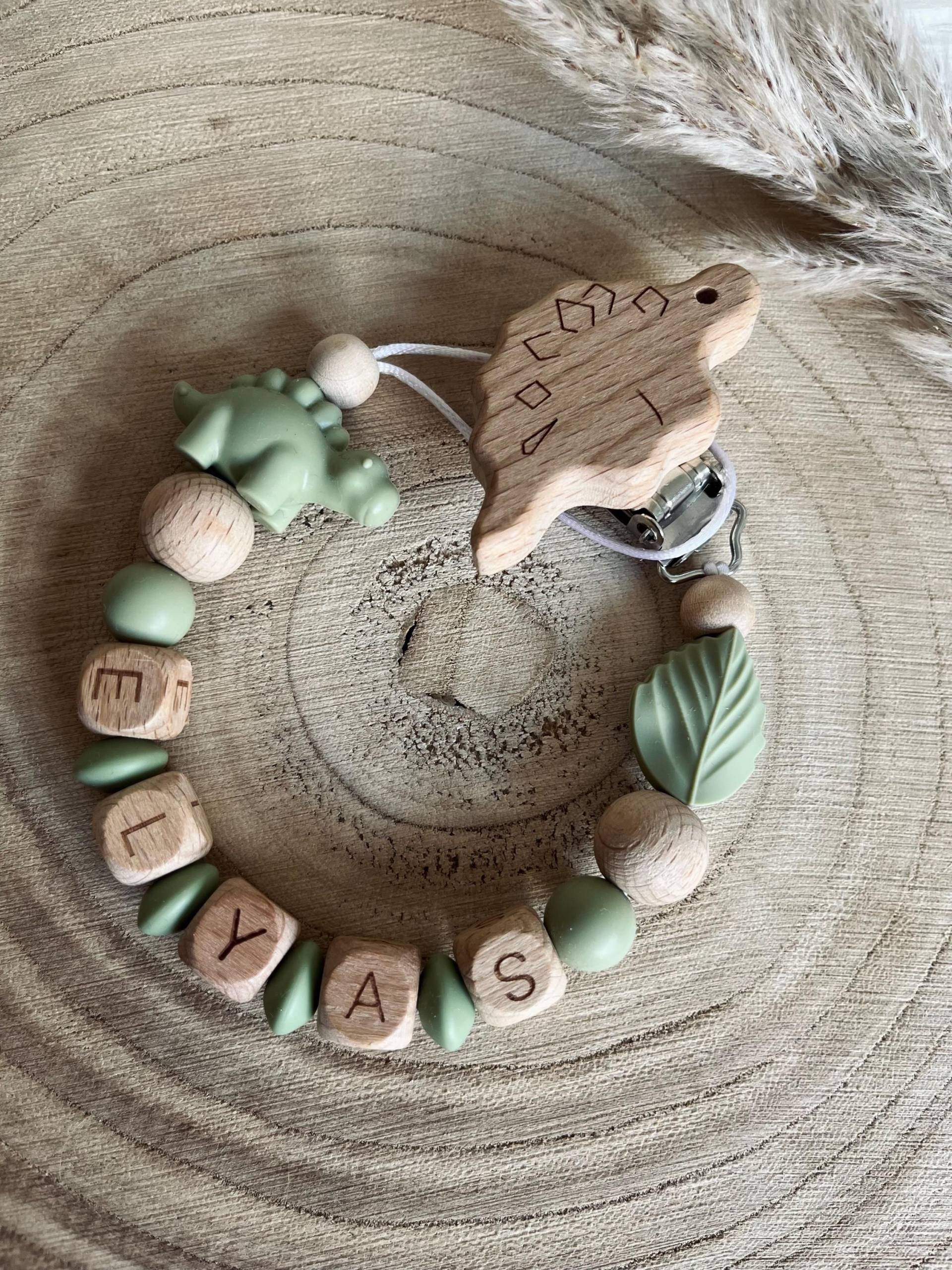 Schnullerkette Mit Name, Dino, Dinosaurier, in Grün Personalisierbar Holz Und Silikon Schnullerkette Mit Name, Dino, Dinosaurier, in Grün Personalisierbar Holz Und Silikon von Etsy - Minileebaby