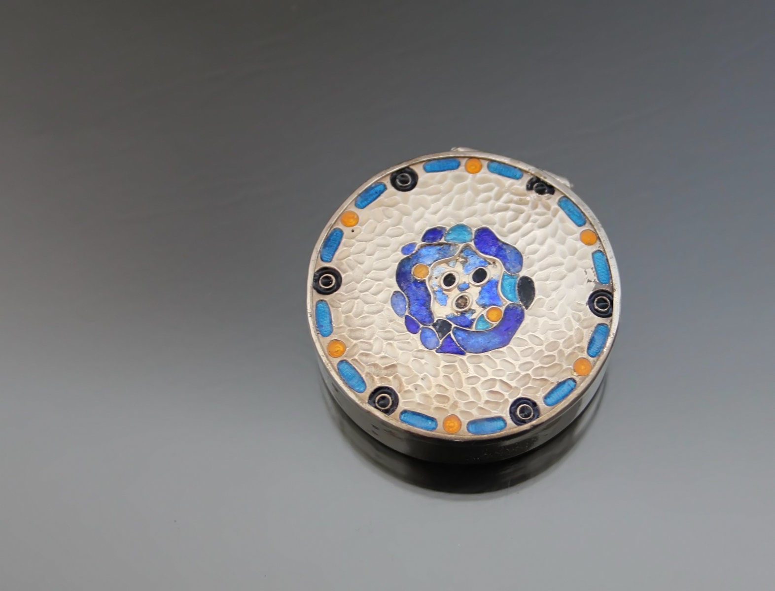 Jugendstil Hermann Haussler Theodor Fahrner Spiegel Kompakt-Locket. Repousse Florale Kunsthandwerk Pillendose von Etsy - MinistryofLight