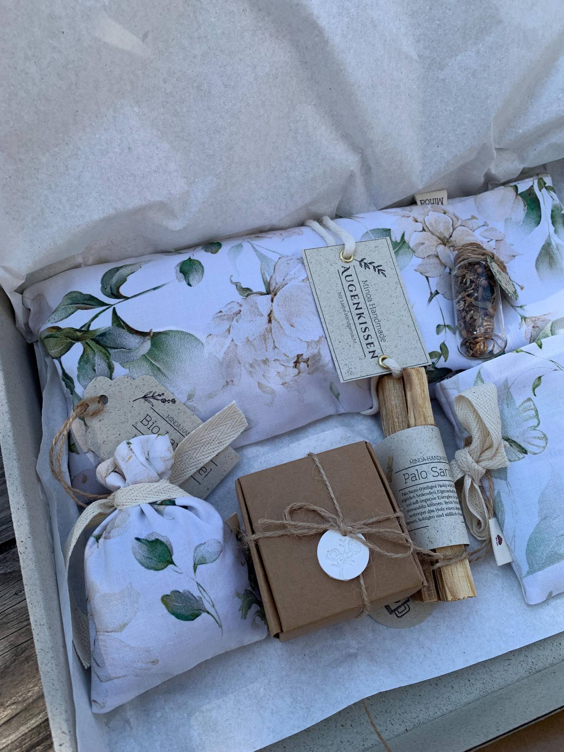 Yoga Personalisierte Geschenkset - Aquarell Für Yoga-Fans. Augenkissen Palo Santo Edelsteine- Naturkerze Tee Bio Lavendel von Etsy - MinoaHandmade