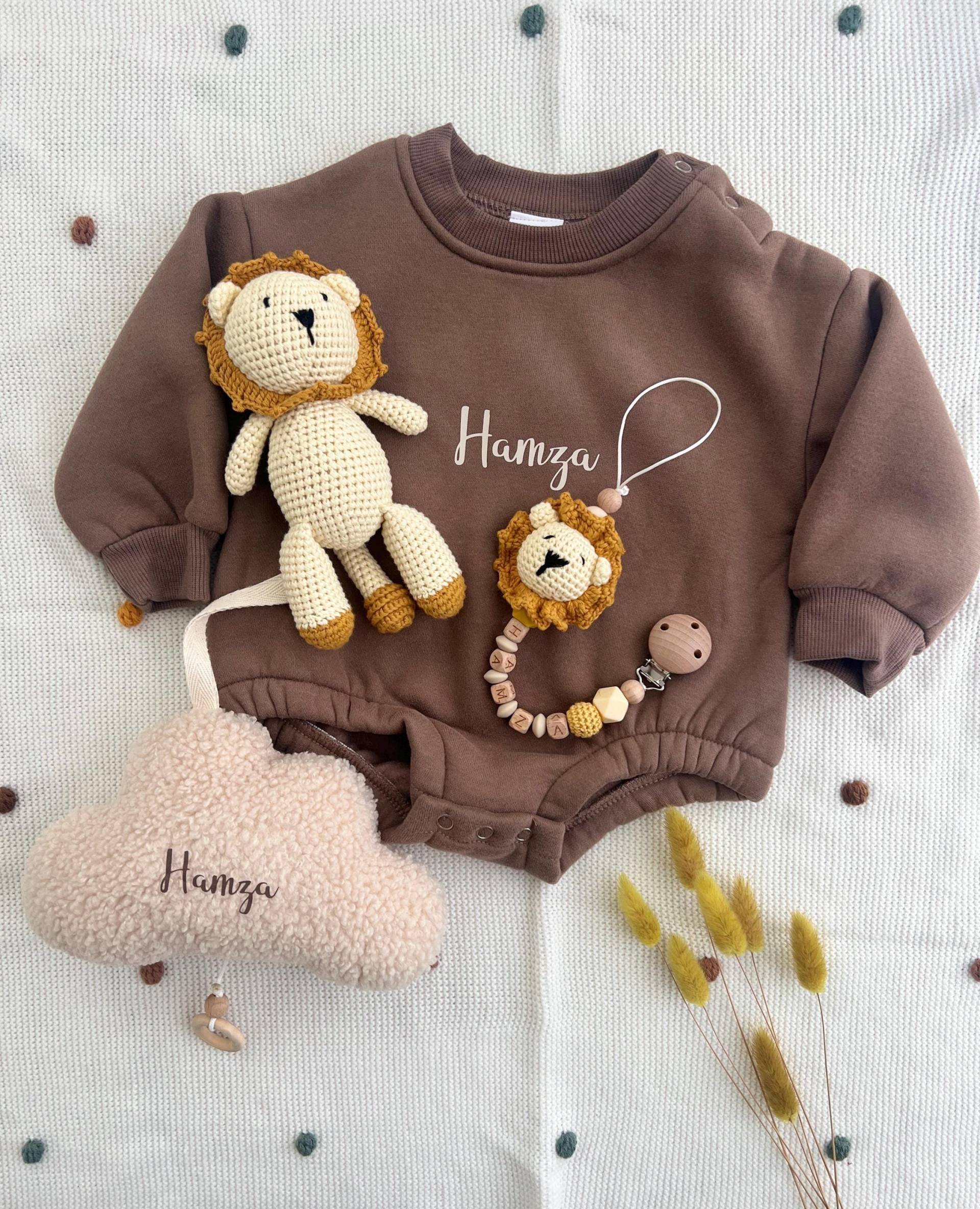 Personalisierter Baby Body Mit Namen - Geschenkset Löwen & Schnullerclip | Babygeschenk 0-12 Monate Personalisierter Baby Body Mit Namen - Geschenkset Löwen & Schnullerclip | Babygeschenk 0-12 Monate von Etsy - Miriswork