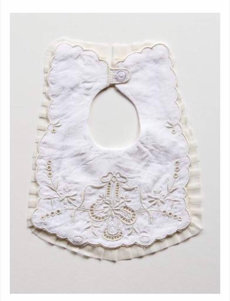 Heirloom Vintage Besticktes Baby Lätzchen. Tauflatz. Neugeborenes von Etsy - MissRoseSisterViolet