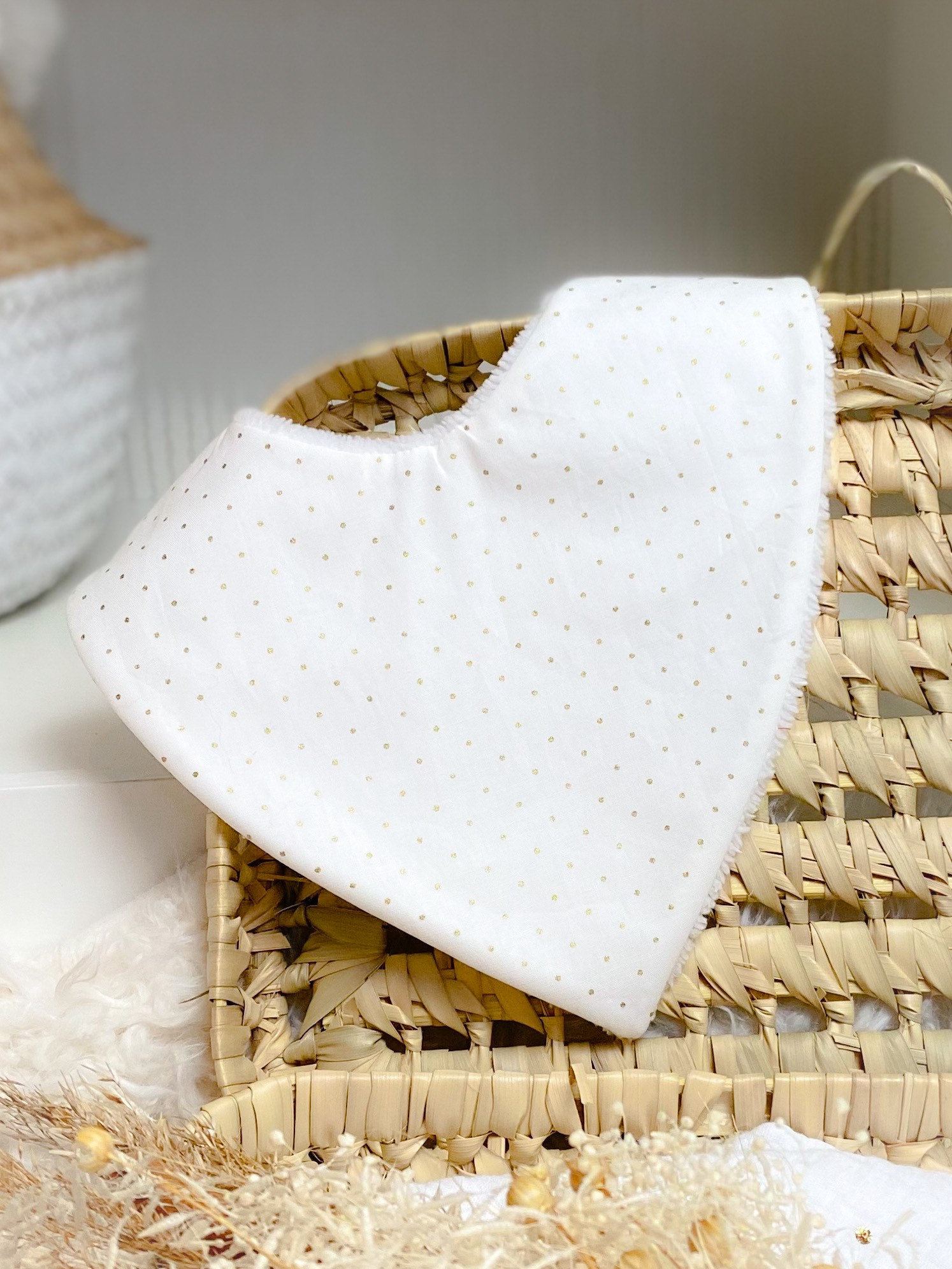 Bandana-Lätzchen Mit Goldenen Punkten Bandana-Lätzchen Mit Goldenen Punkten von Etsy - Moejune