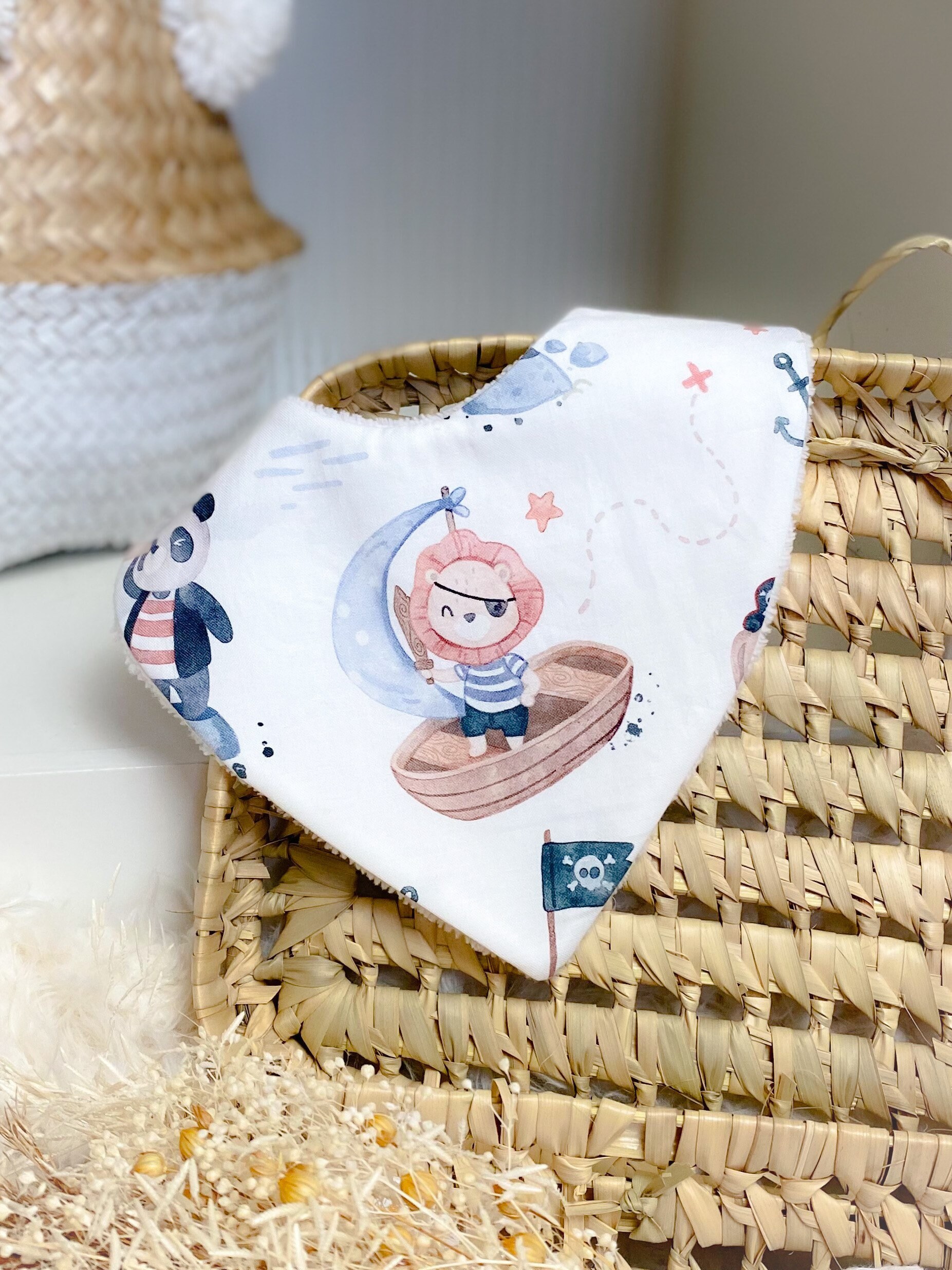 Bandana-Lätzchen Mit Kleinem Piratenlöwenmotiv Bandana-Lätzchen Mit Kleinem Piratenlöwenmotiv von Etsy - Moejune