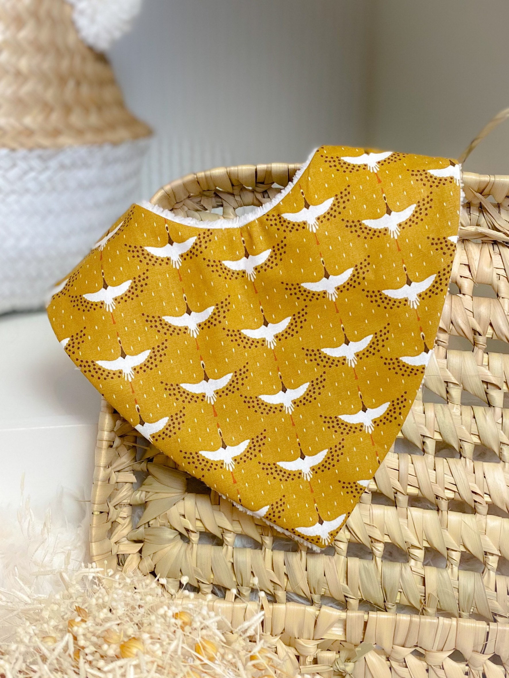 Senffarbenes Kranich-Bandana-Lätzchen Senffarbenes Kranich-Bandana-Lätzchen von Etsy - Moejune