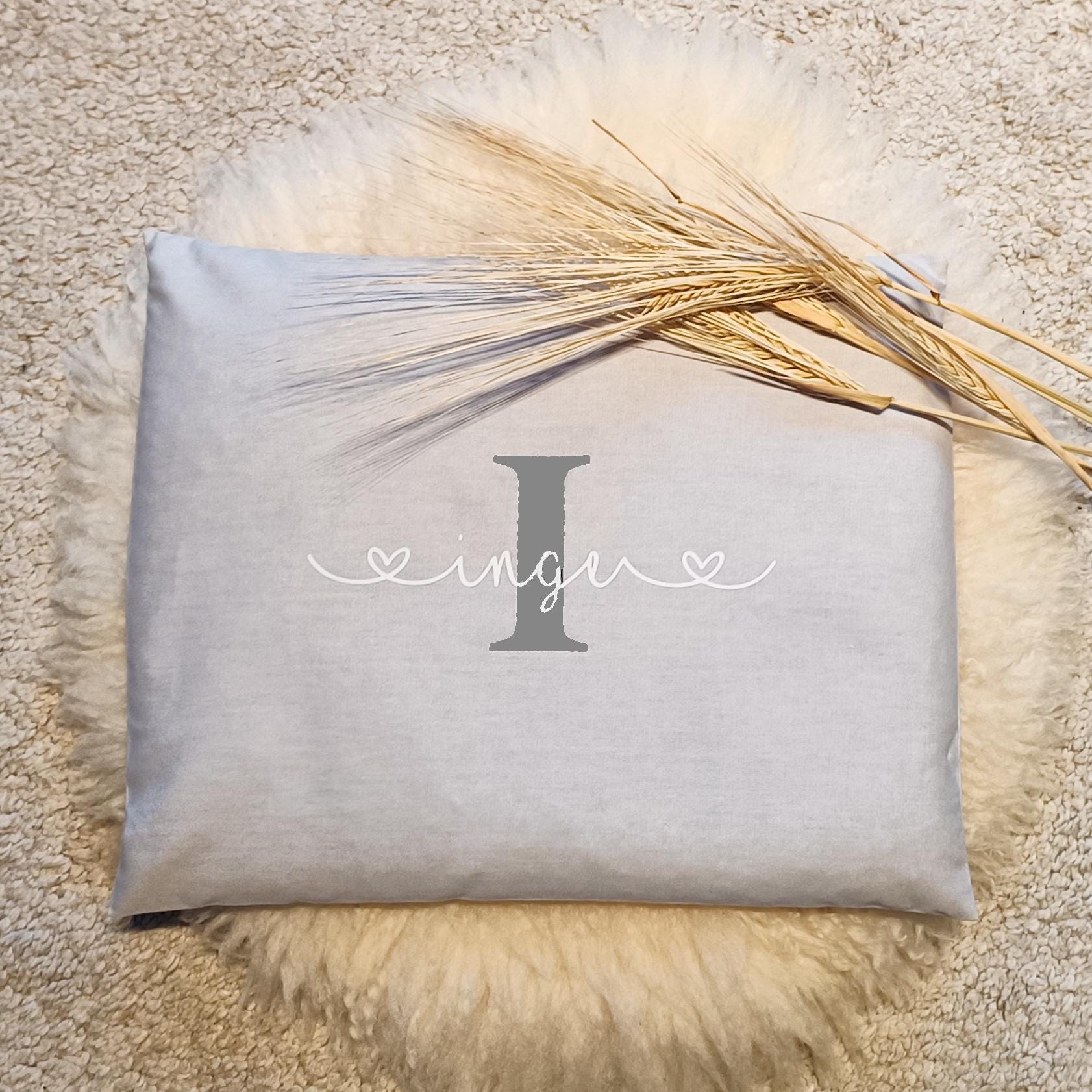 Körnerkissen Personalisiert Mit Name - Handgemachtes Wärmekissen 25x30 Mikrowellen-Heizkissen Aus Baumwolle Körnerkissen Personalisiert Mit Name - Handgemachtes Wärmekissen 25x30 Mikrowellen-Heizkissen Aus Baumwolle von Etsy - MoiraLouArt