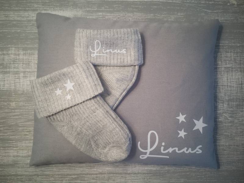 Set Körnerkissen Und Socken, Personalisiert Mit Name, Geschenk Für Frischgebackene Eltern, Zur Geburt, Werdende Mütter Set Körnerkissen Und Socken, Personalisiert Mit Name, Geschenk Für Frischgebackene Eltern, Zur Geburt, Werdende Mütter von Etsy - MoiraLouArt