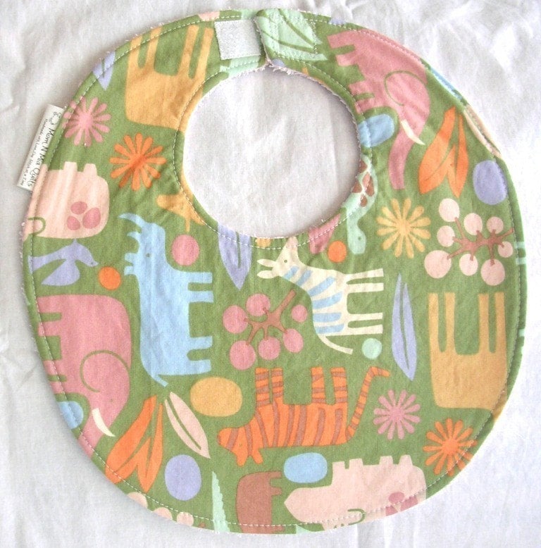 2D Zoo in Sage - Boutique Lätzchen Frottee Rückseite von Etsy - MomNMiaDesigns