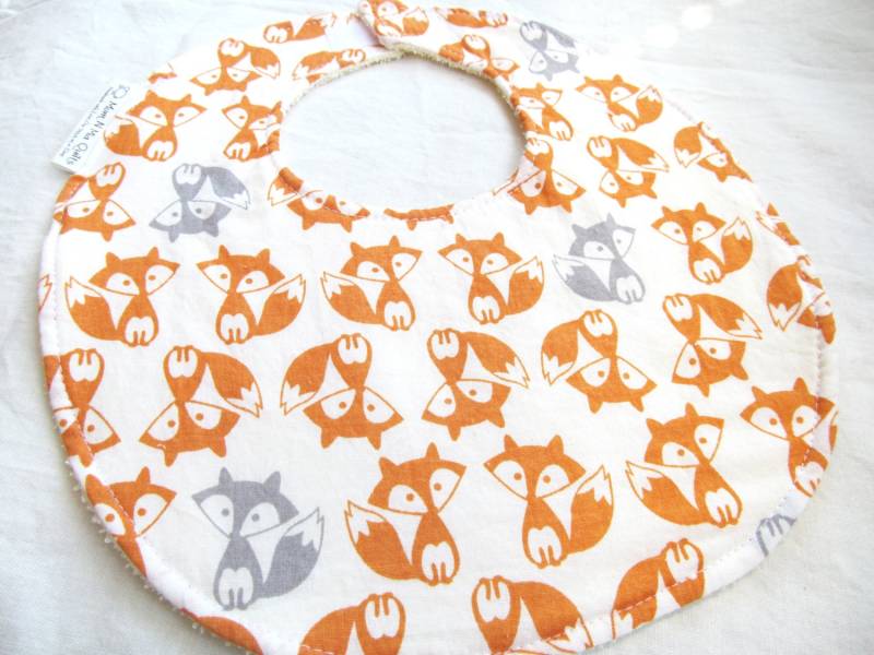 Baby Lätzchen Für Junge Oder Mädchen Kleinkind - Rot/Orange Und Grau Füchse Neutrale Baumwolle Mit Frottee Rückseite von Etsy - MomNMiaDesigns