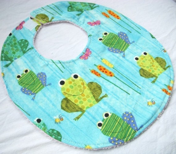 Baby-Lätzchen Für Jungen - Aqua Frösche Modernes Druck-Baby-Lätzchen, Frottee-Rücken, Klettverschluss Baby-Lätzchen Für Jungen - Aqua Frösche Modernes Druck-Baby-Lätzchen, Frottee-Rücken, Klettverschluss von Etsy - MomNMiaDesigns