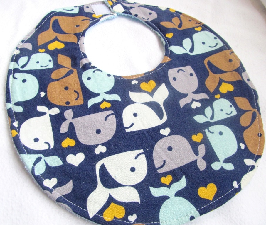 Baby Lätzchen Für Jungen - Walfisch Baumwolllätzchen Mit Frotteerückseite von Etsy - MomNMiaDesigns
