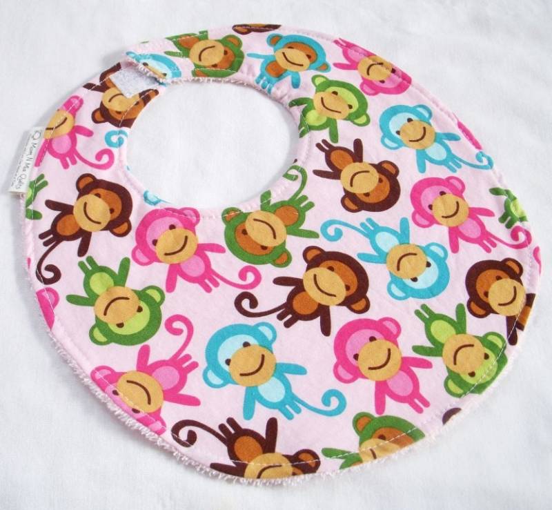 Baby Mädchen Lätzchen - Affen Im Frühling Baumwolllätzchen Mit Rosa Frotteerückseite von Etsy - MomNMiaDesigns