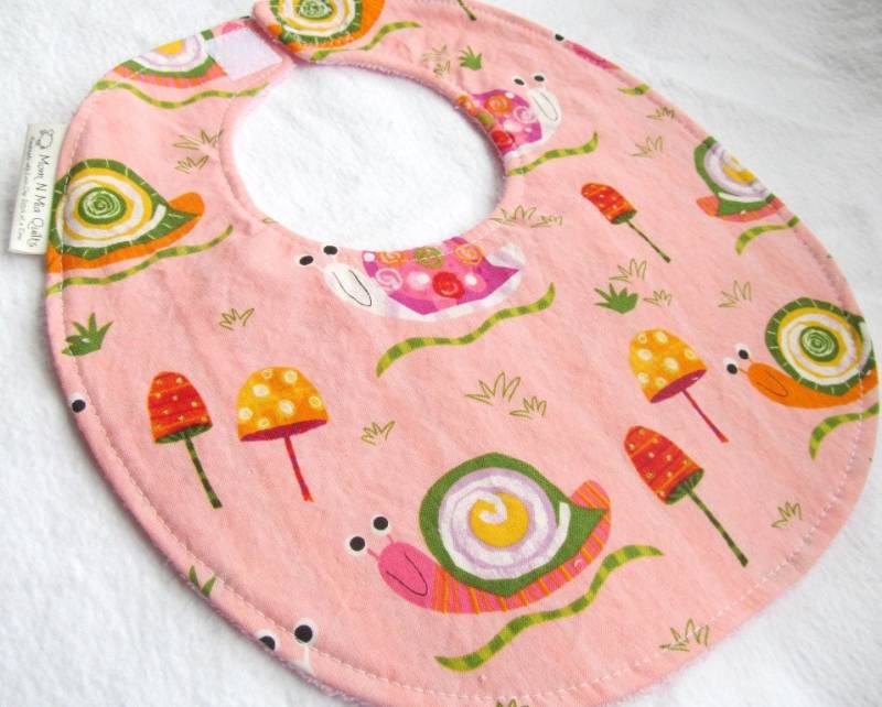 Baby Mädchen Lätzchen - Schnecken Auf Rosa Boutique Für Oder Kleinkind Mit Frottee Rückseite von Etsy - MomNMiaDesigns